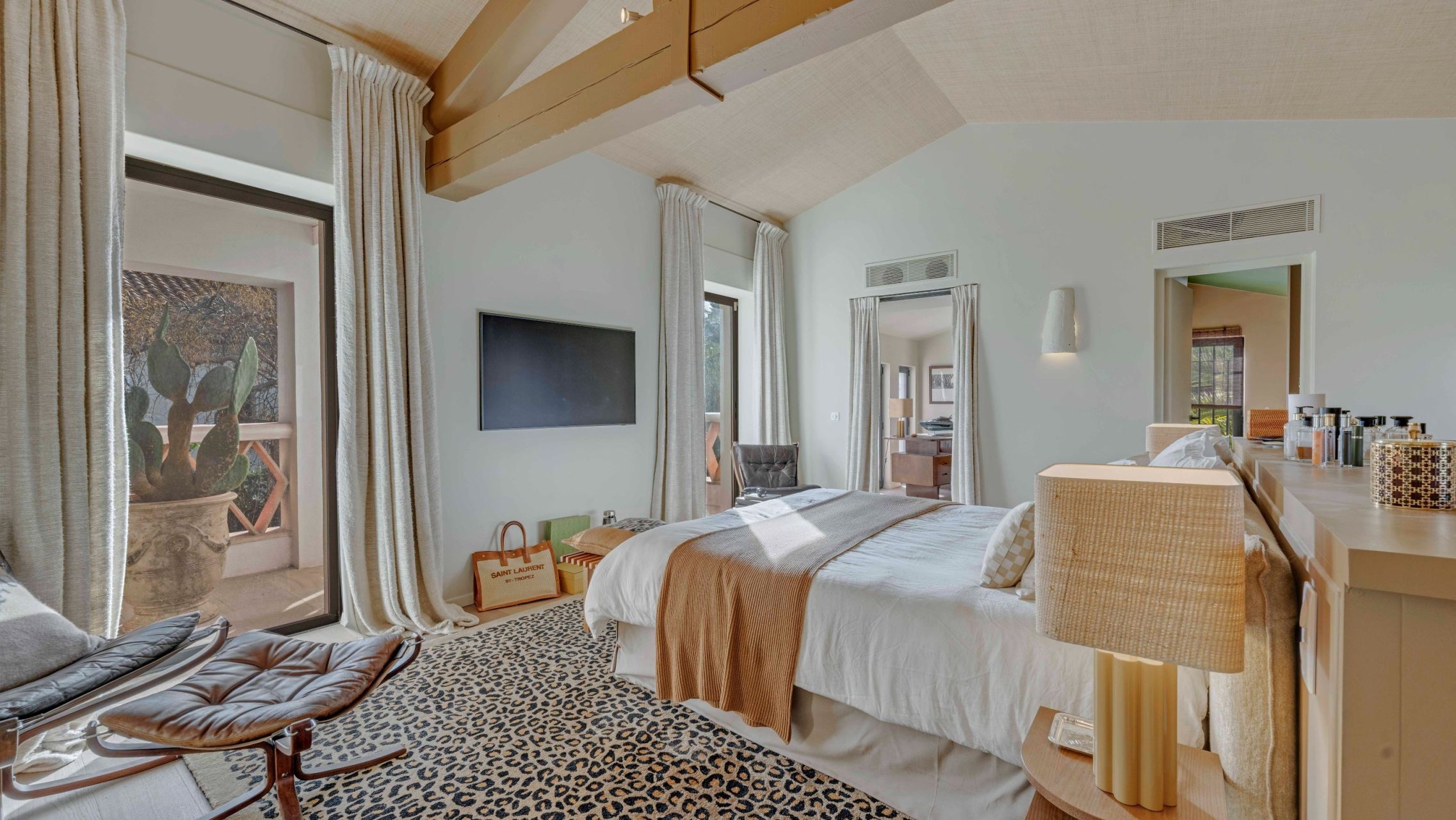 contemporary house 9 Rooms for sale on ST TROPEZ (83990)