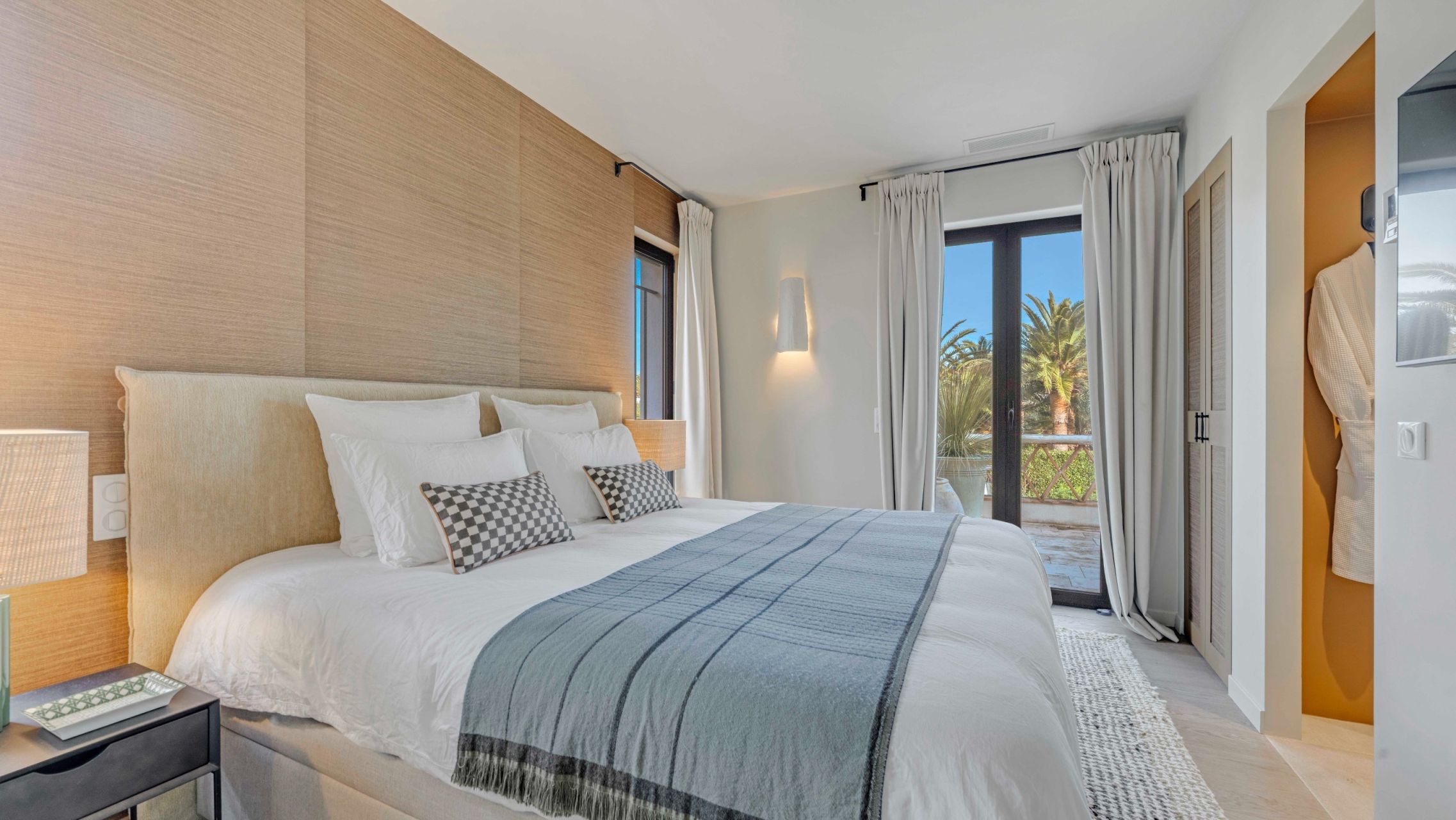 contemporary house 9 Rooms for sale on ST TROPEZ (83990)