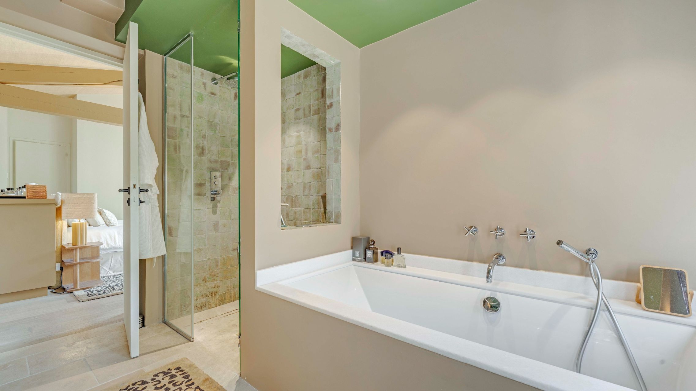 contemporary house 9 Rooms for sale on ST TROPEZ (83990)