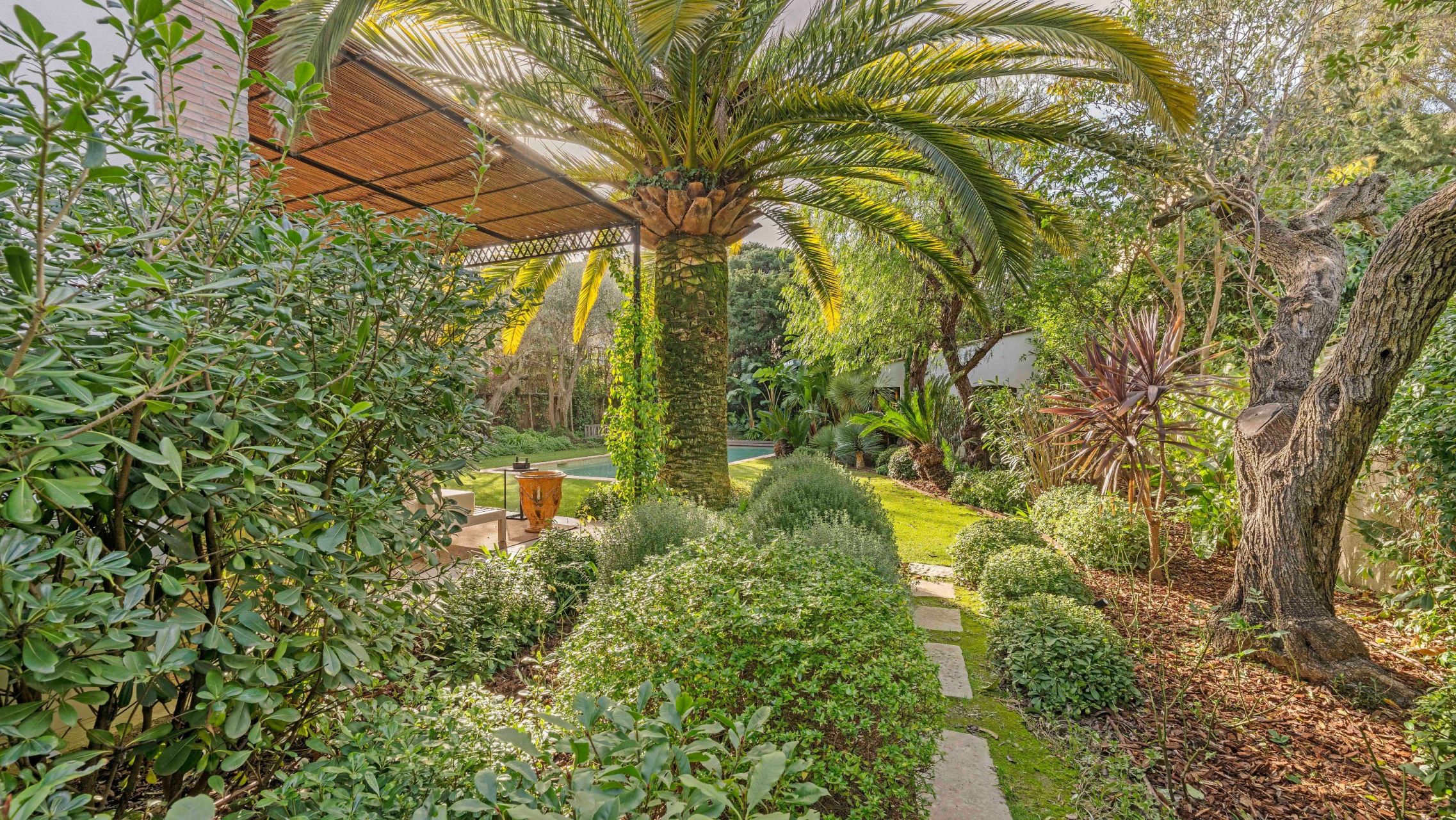 contemporary house 9 Rooms for sale on ST TROPEZ (83990)