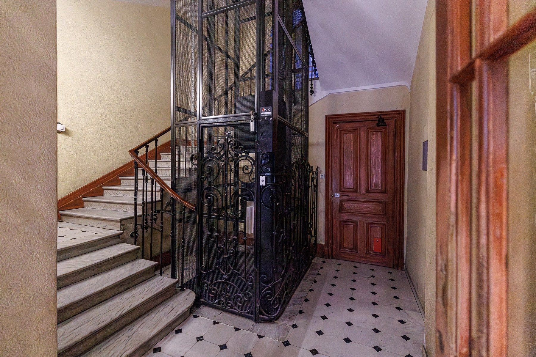 apartment 14 Rooms for sale on NICE (06000)