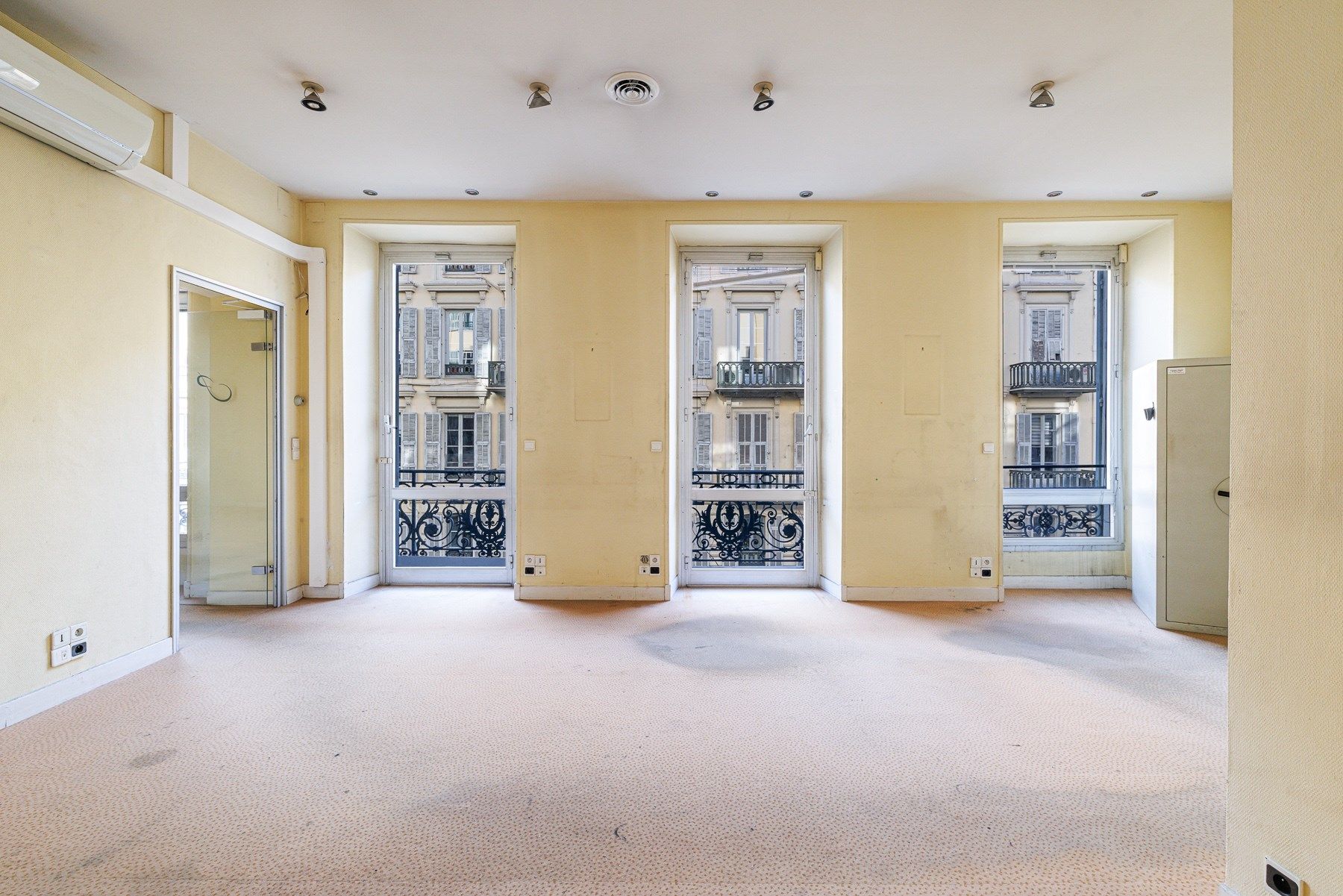 apartment 14 Rooms for sale on NICE (06000)