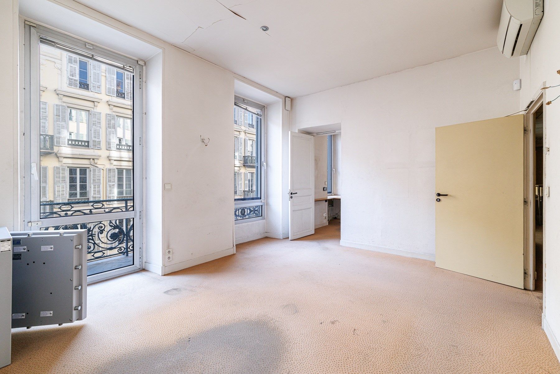 apartment 14 Rooms for sale on NICE (06000)