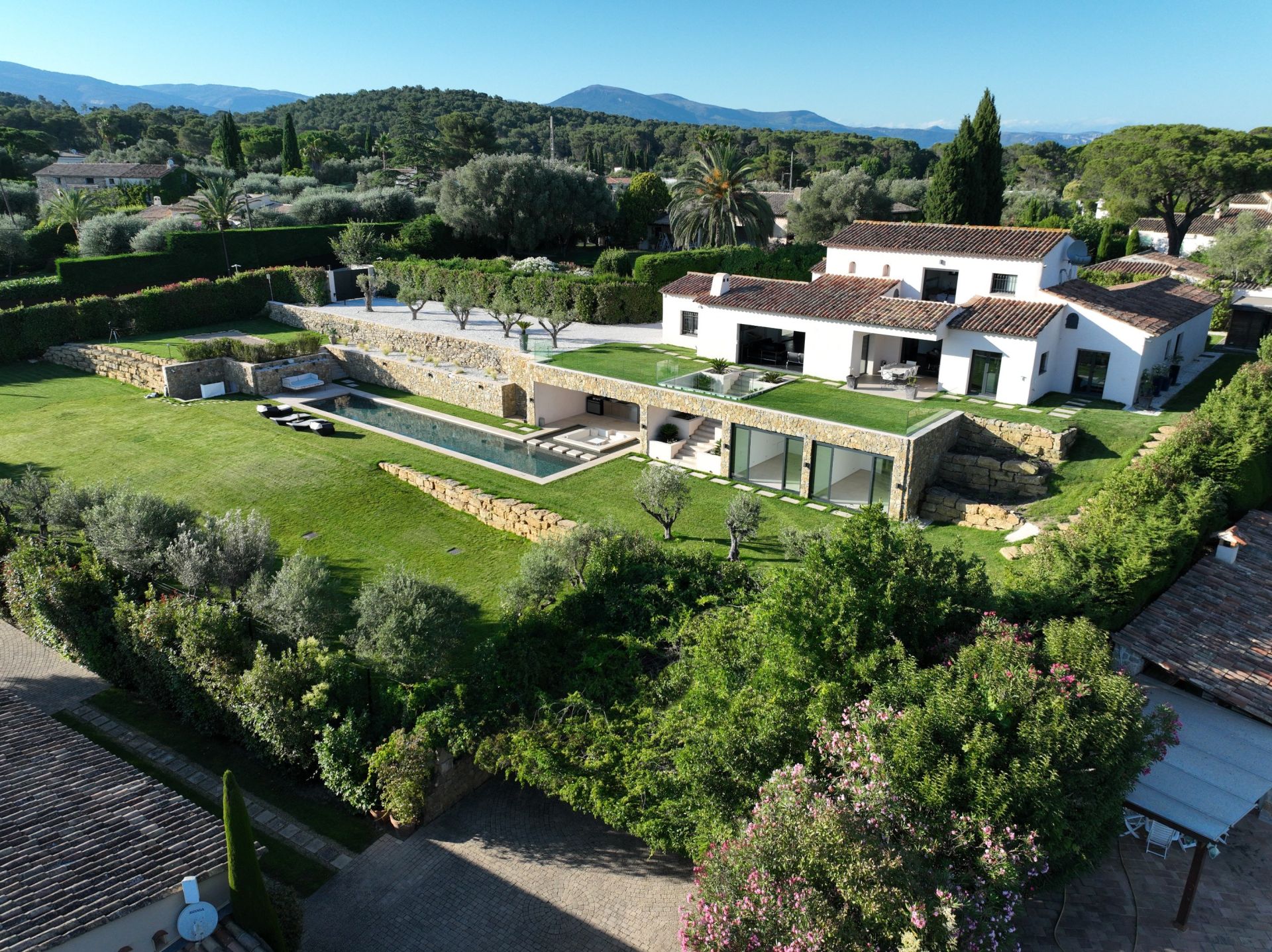 villa 11 Rooms for sale on MOUGINS (06250)