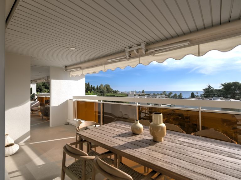 apartment 5 Rooms for sale on CANNES (06400)