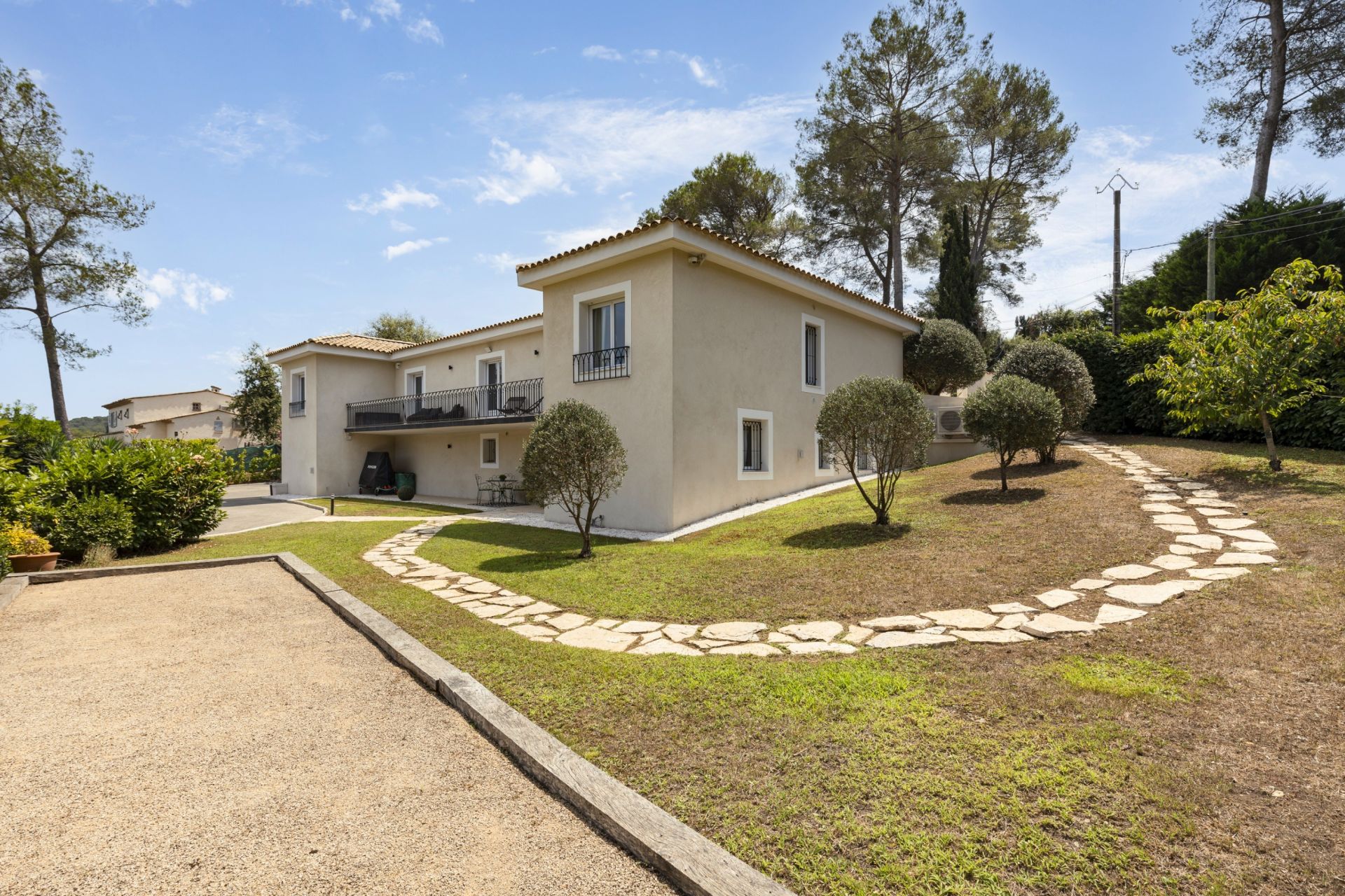 villa 8 Rooms for sale on MOUGINS (06250)