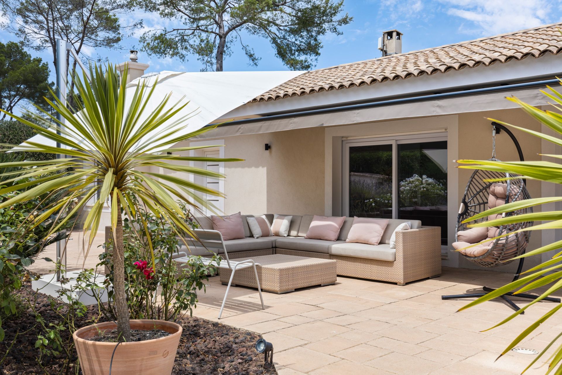 villa 8 Rooms for sale on MOUGINS (06250)