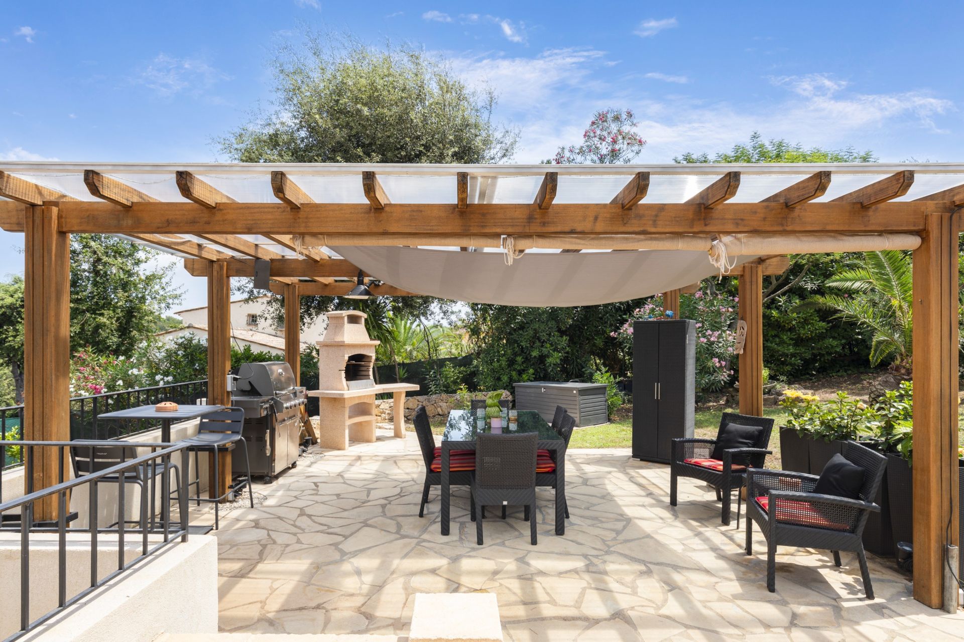 villa 8 Rooms for sale on MOUGINS (06250)