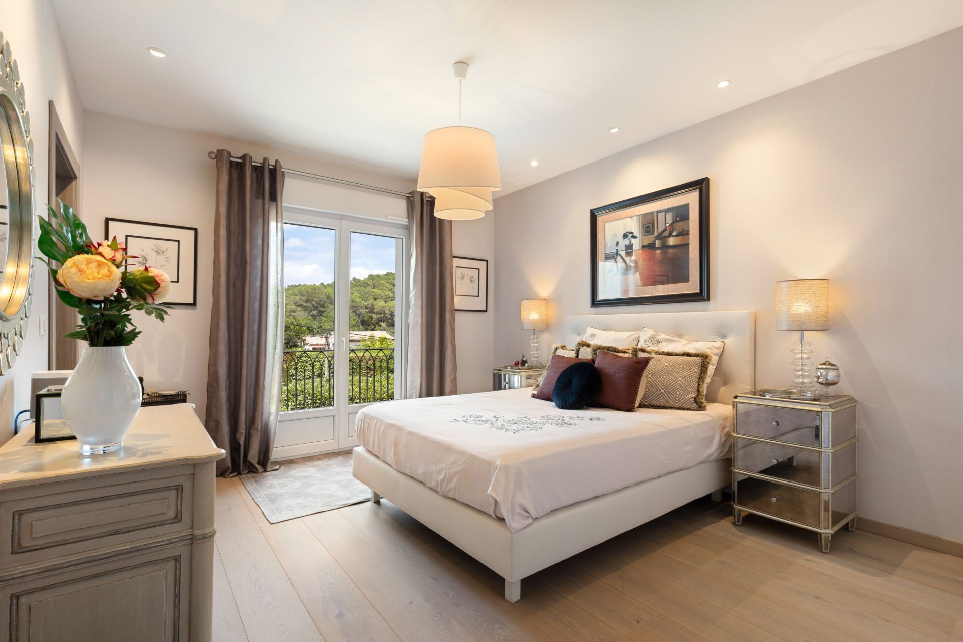 villa 8 Rooms for sale on MOUGINS (06250)