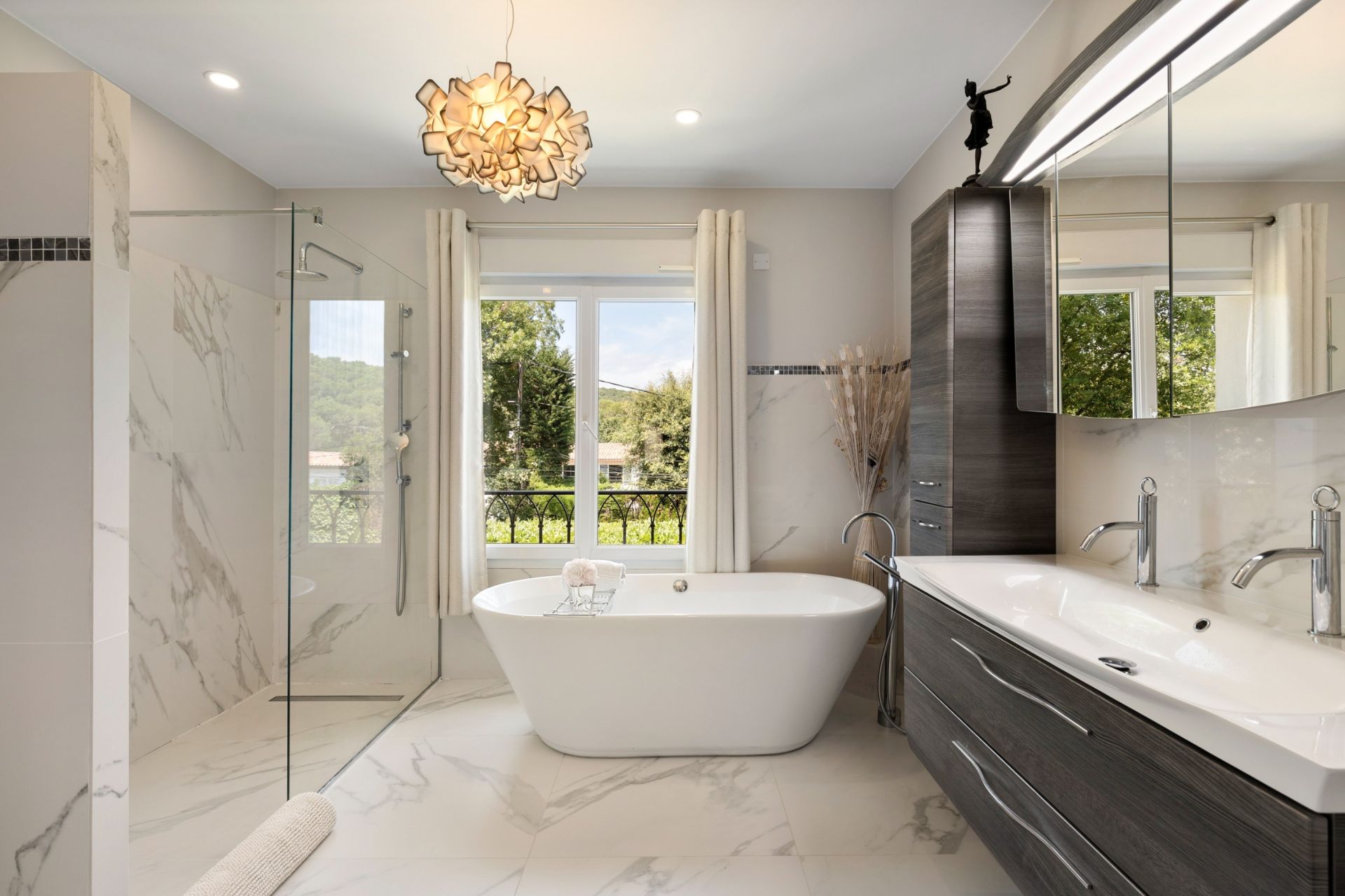 villa 8 Rooms for sale on MOUGINS (06250)