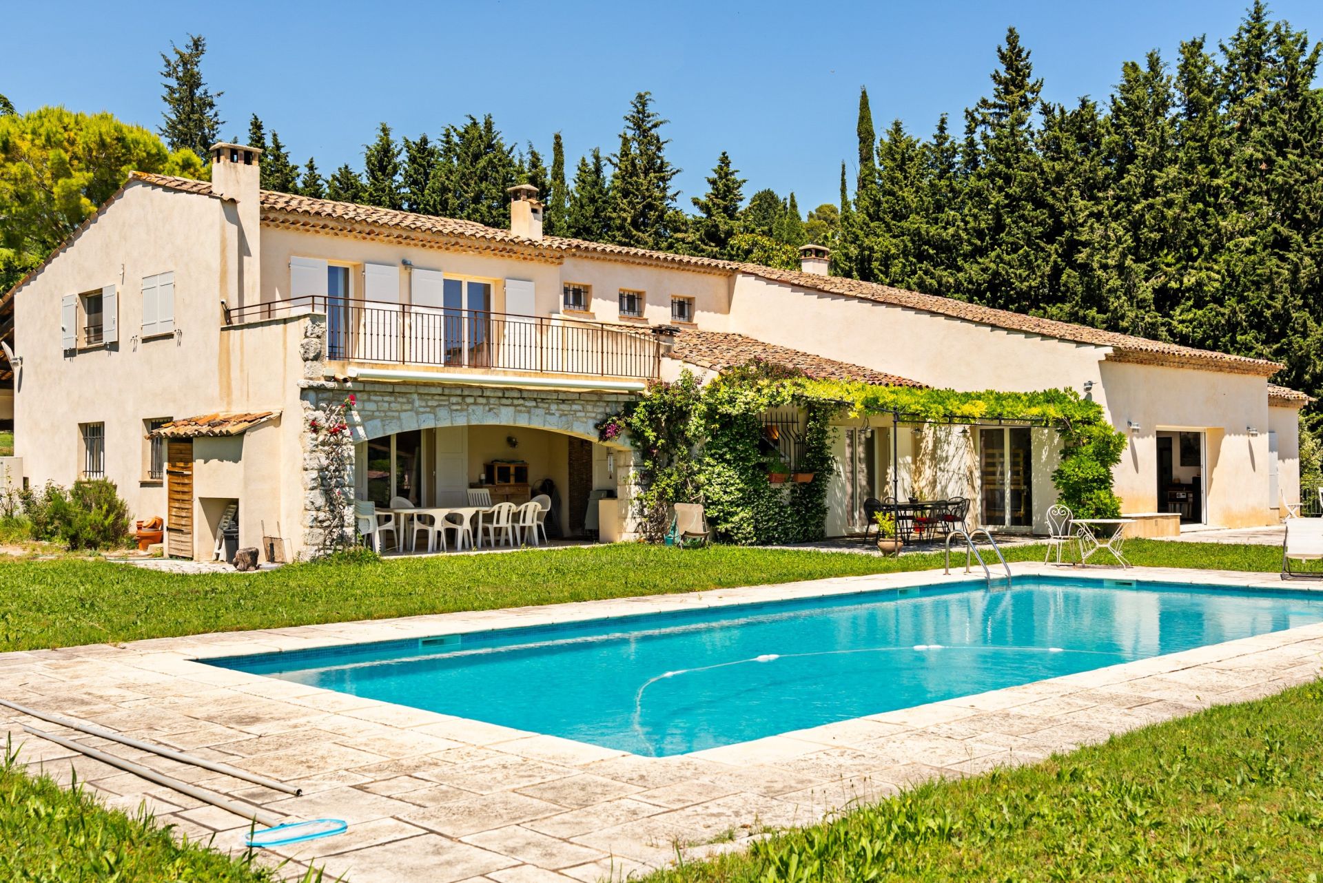 villa 9 Rooms for sale on GRASSE (06130)