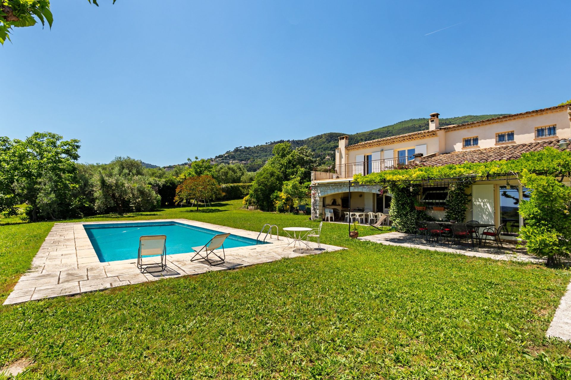 villa 9 Rooms for sale on GRASSE (06130)