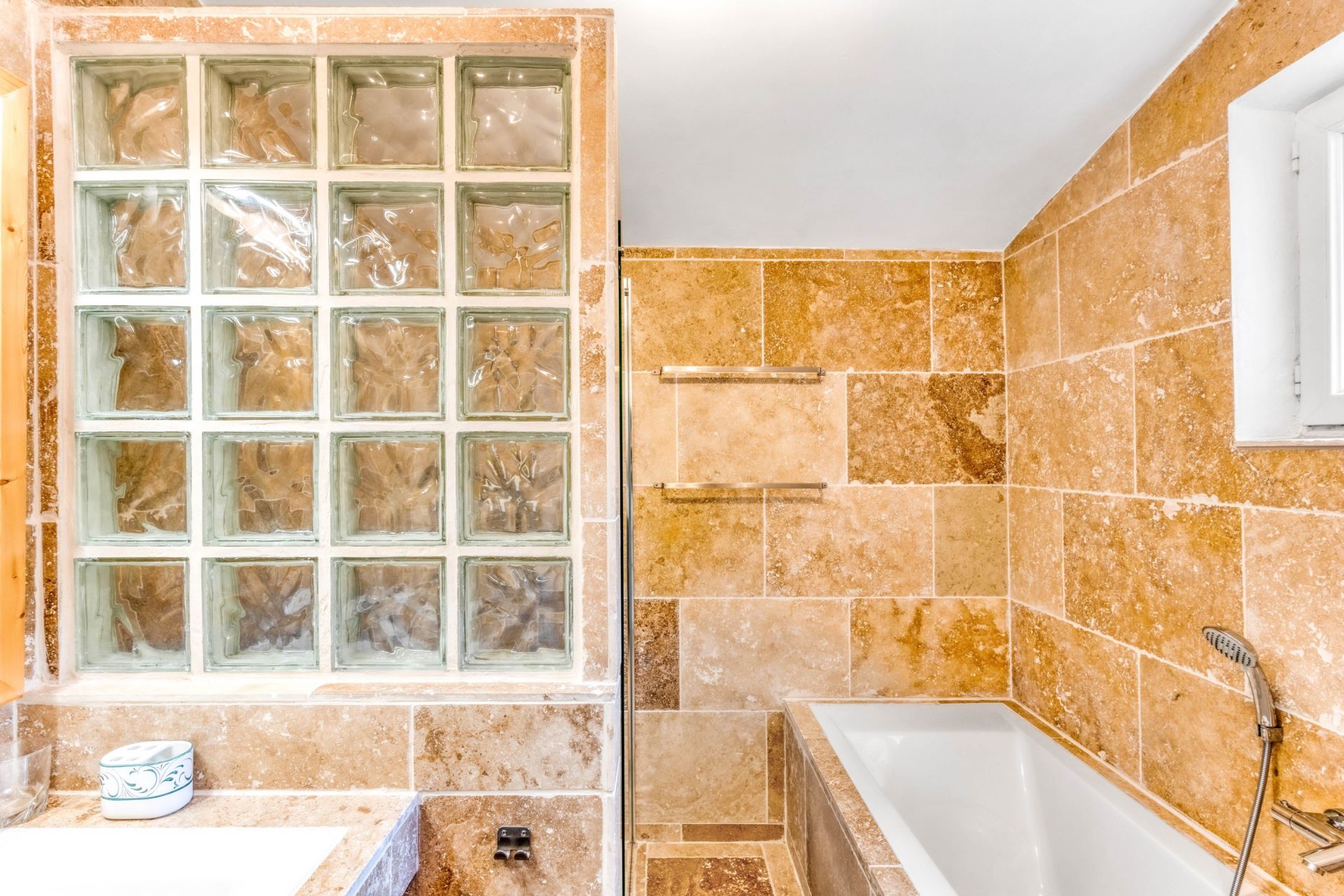 villa 9 Rooms for sale on GRASSE (06130)