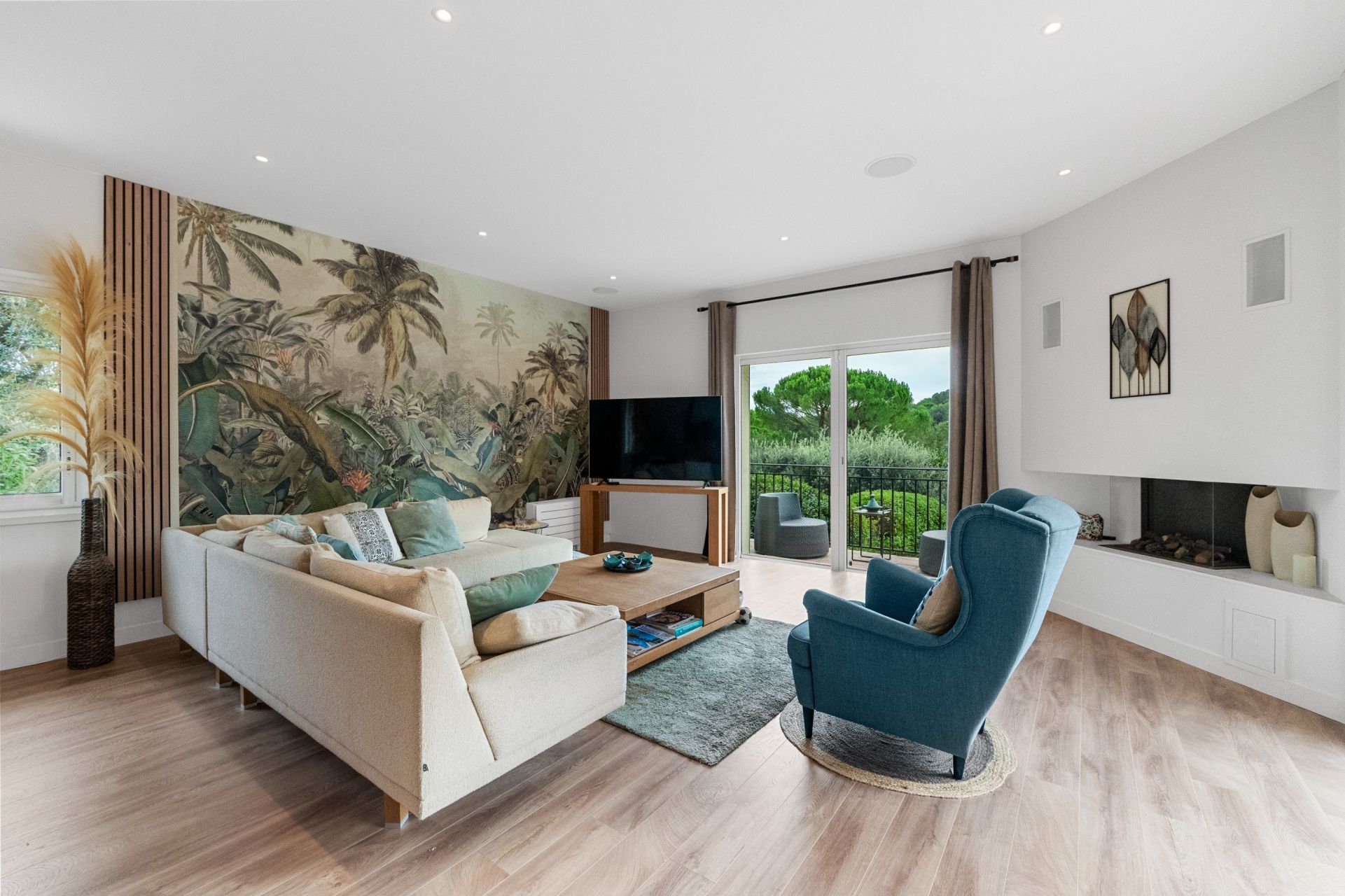 villa 5 Rooms for sale on MOUGINS (06250)