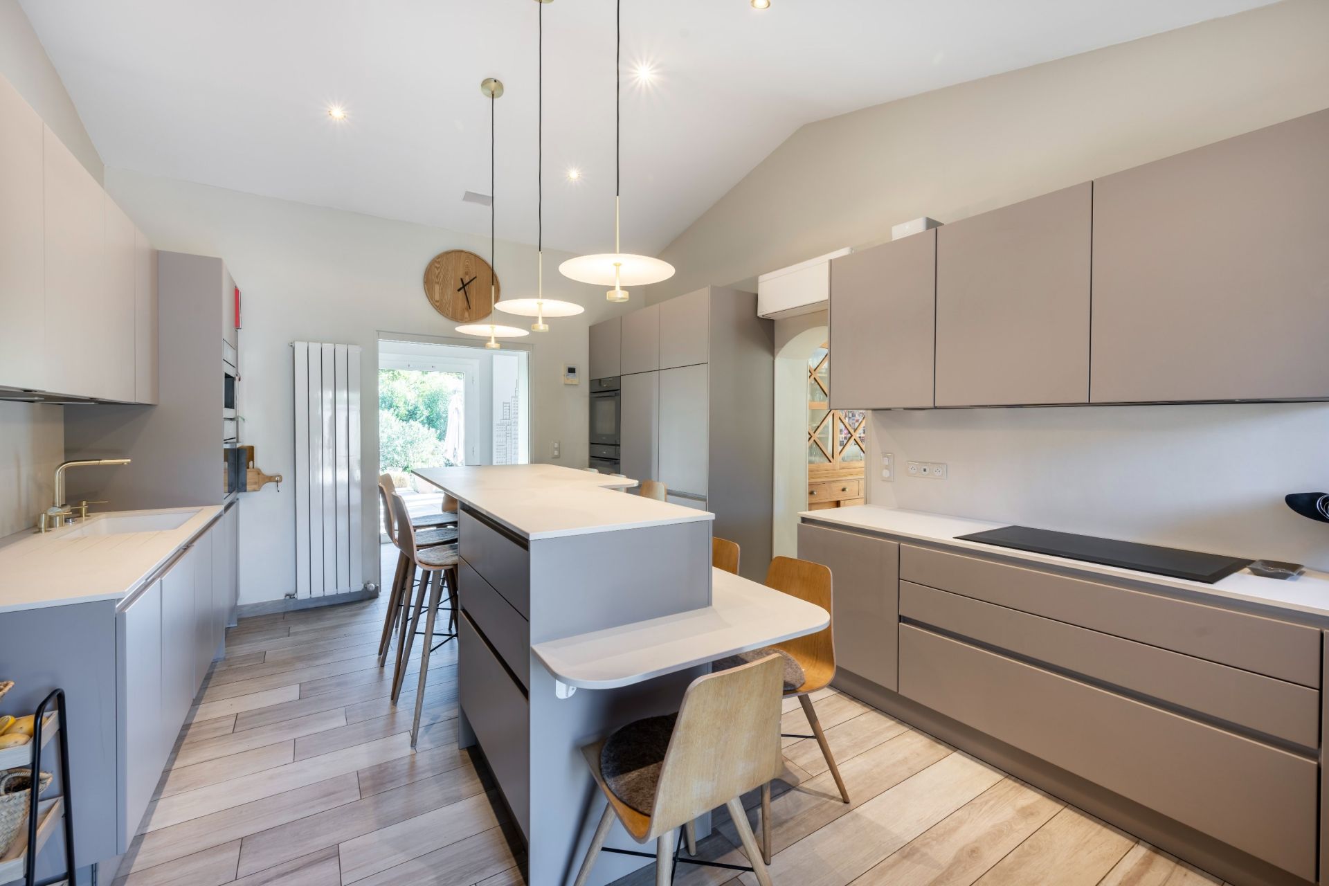 villa 8 Rooms for sale on PEYMEINADE (06530)