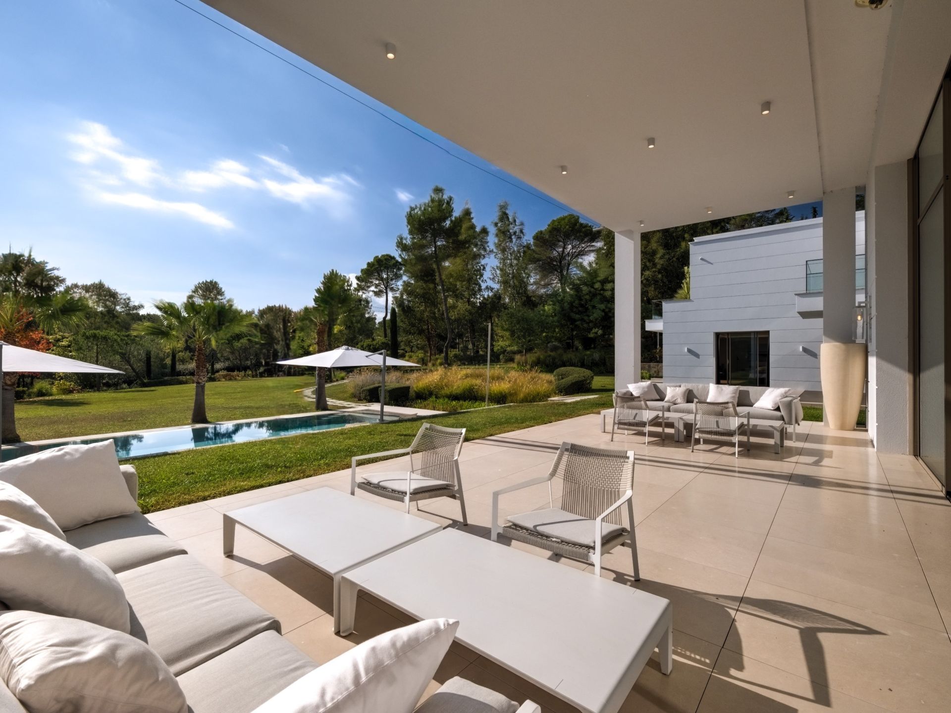 maison contemporaine 17 Pièces en vente sur MOUGINS (06250)