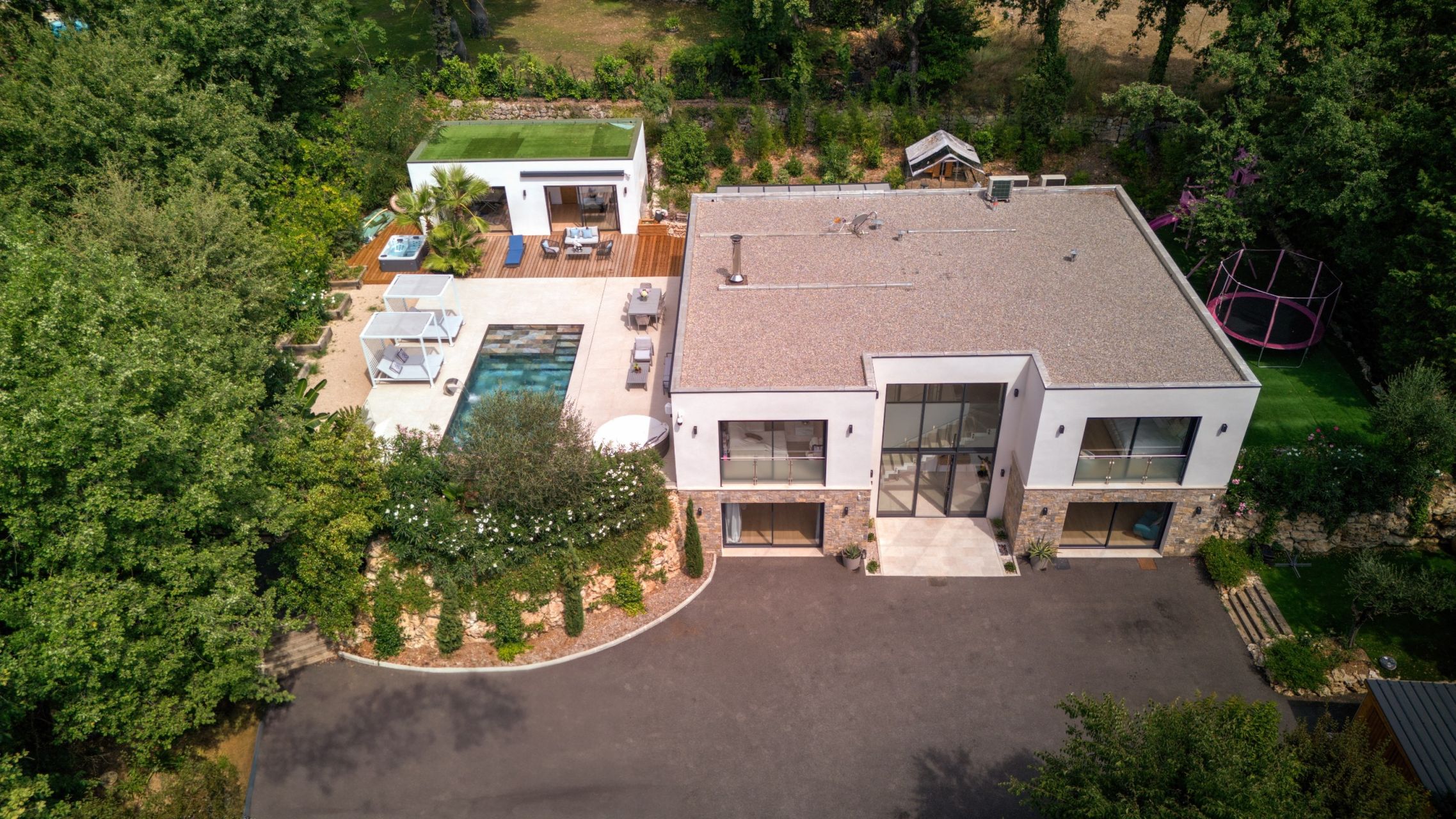 contemporary house 7 Rooms for sale on OPIO (06650)