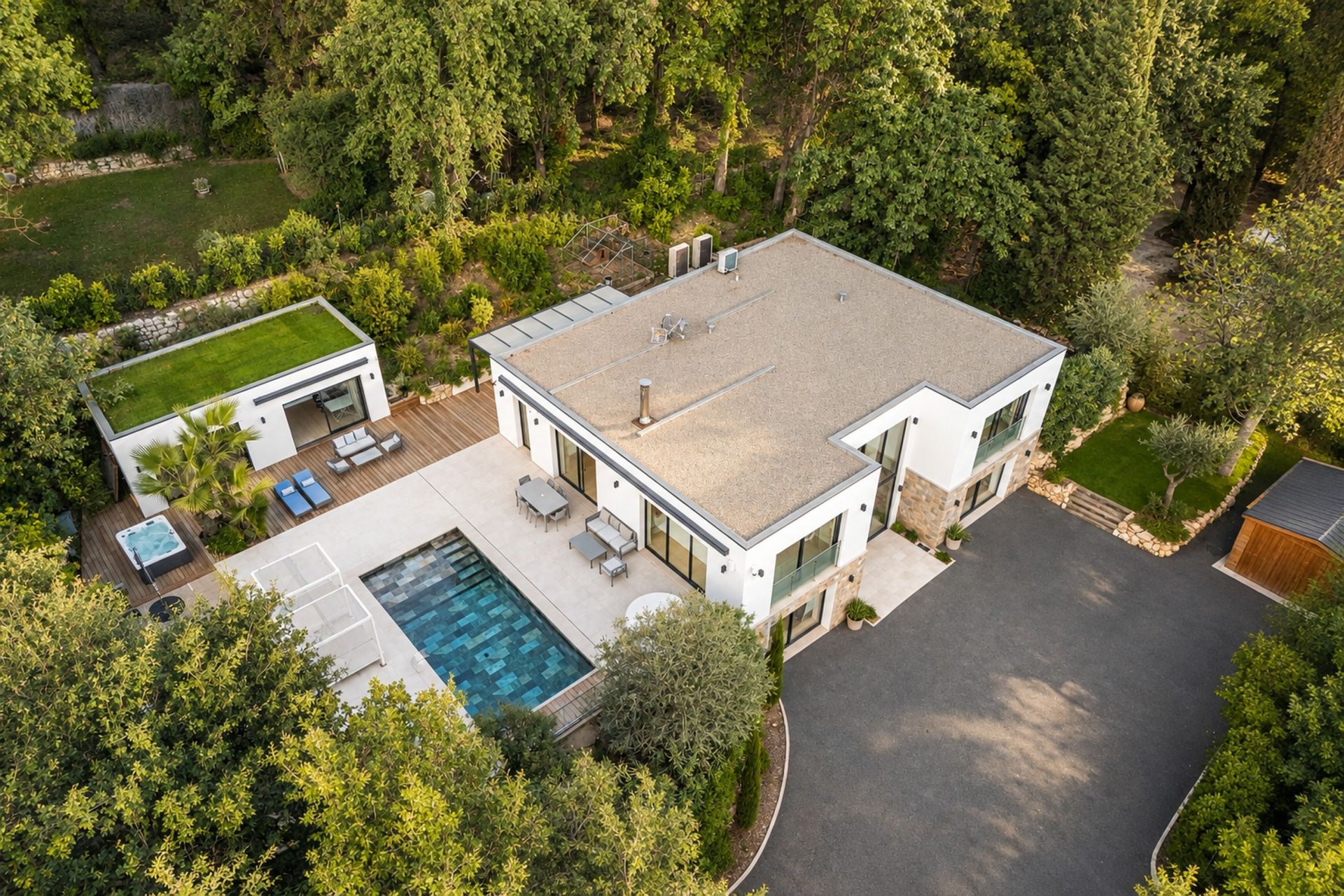 contemporary house 7 Rooms for sale on OPIO (06650)