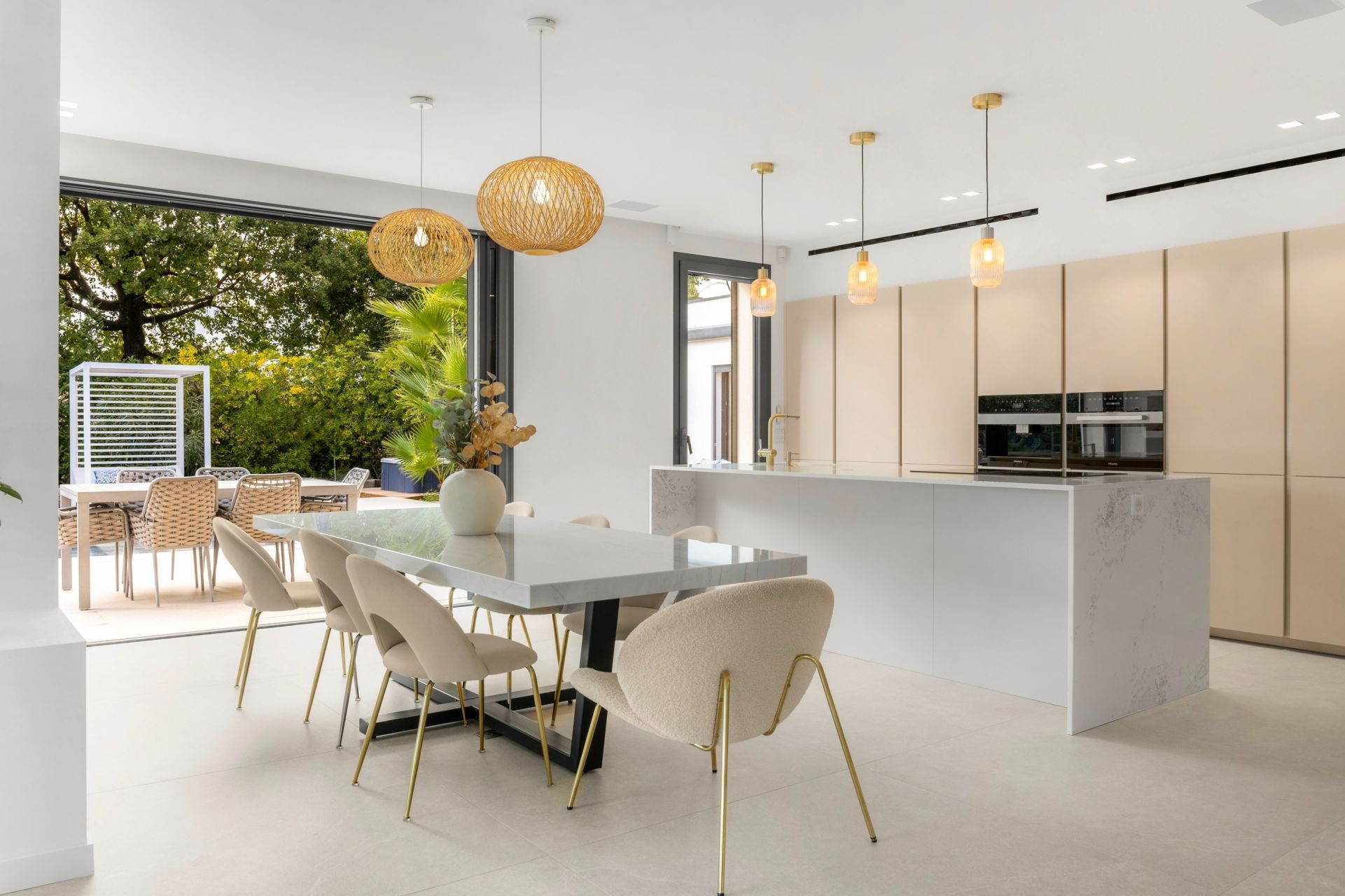 contemporary house 7 Rooms for sale on OPIO (06650)