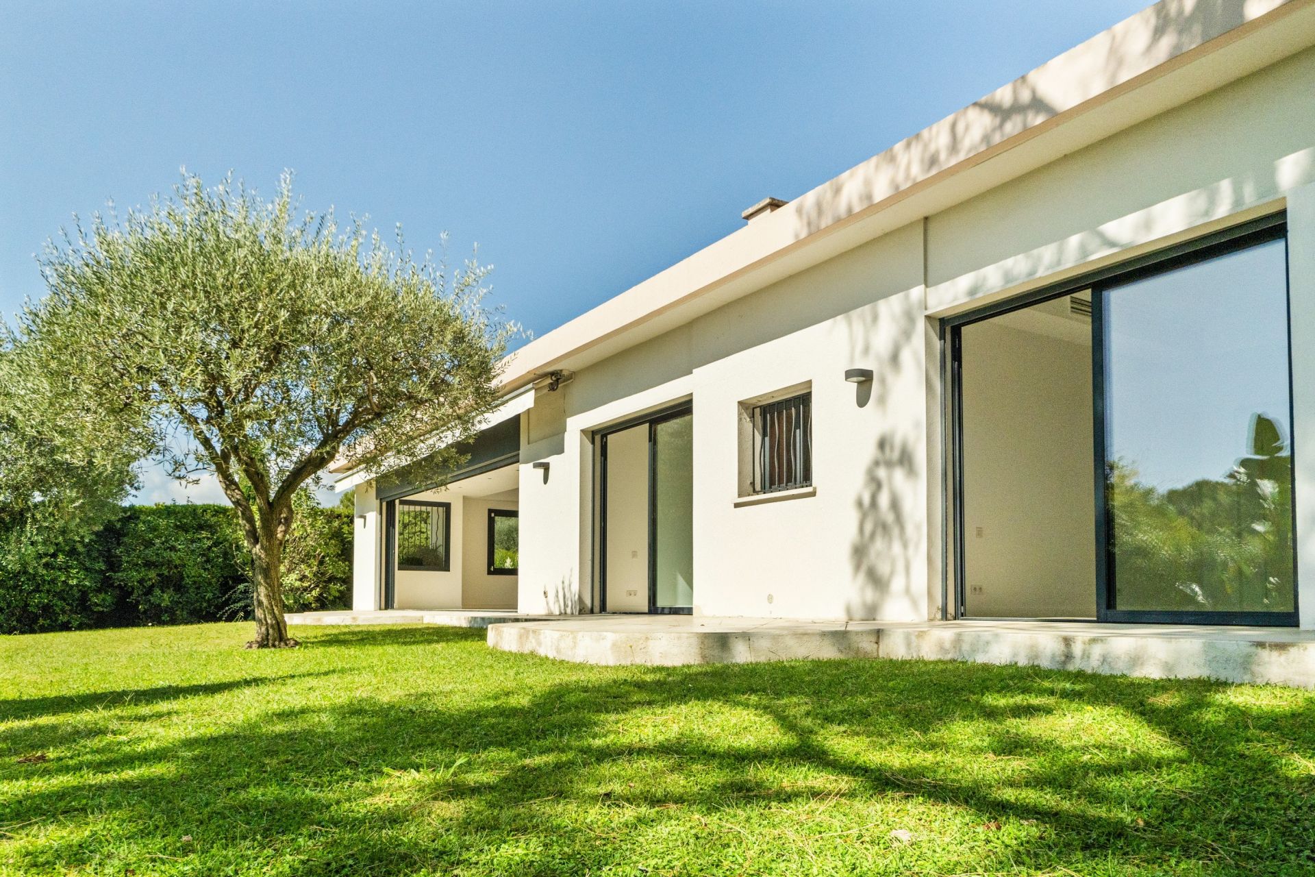contemporary house 4 Rooms for sale on MOUGINS (06250)