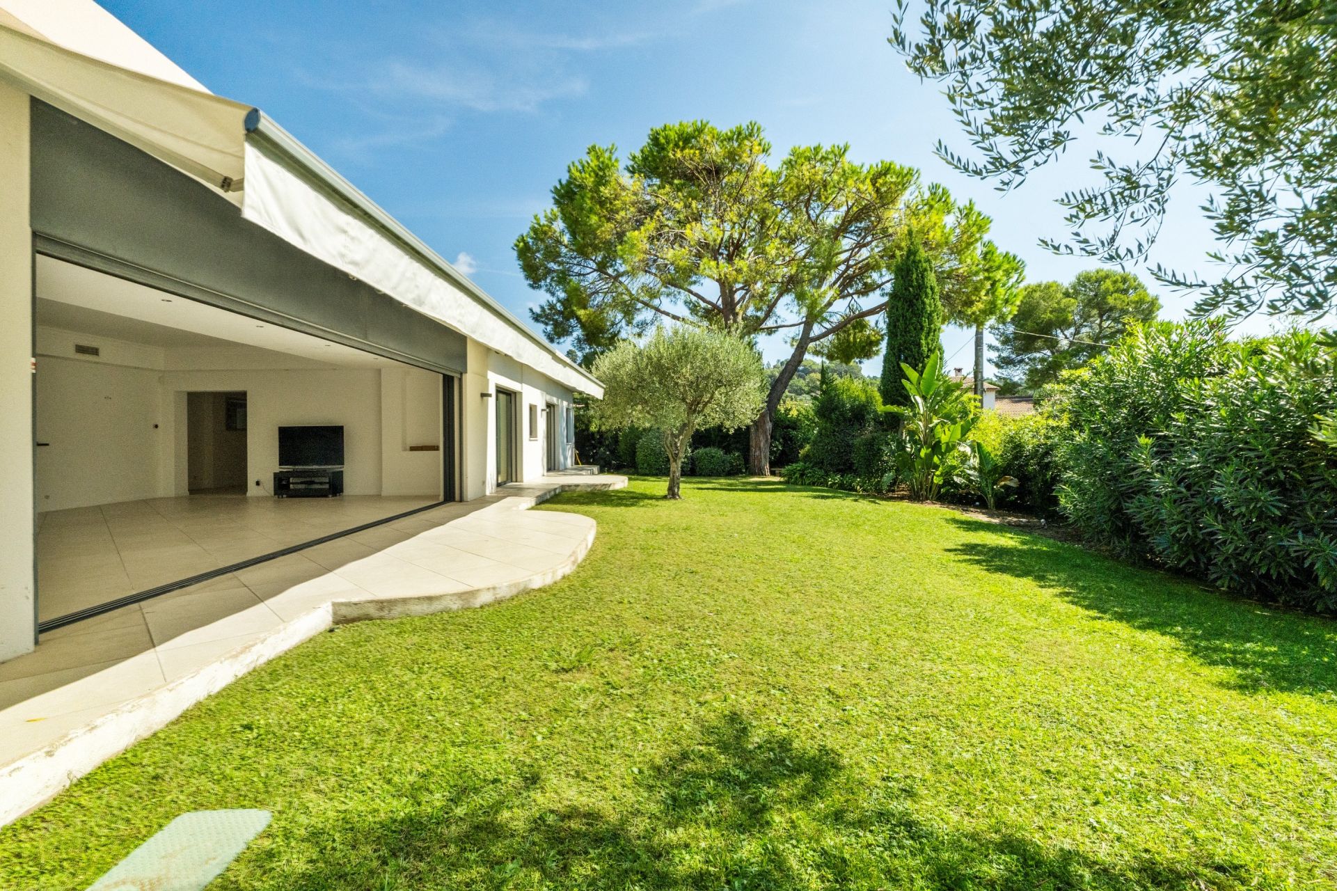 contemporary house 4 Rooms for sale on MOUGINS (06250)