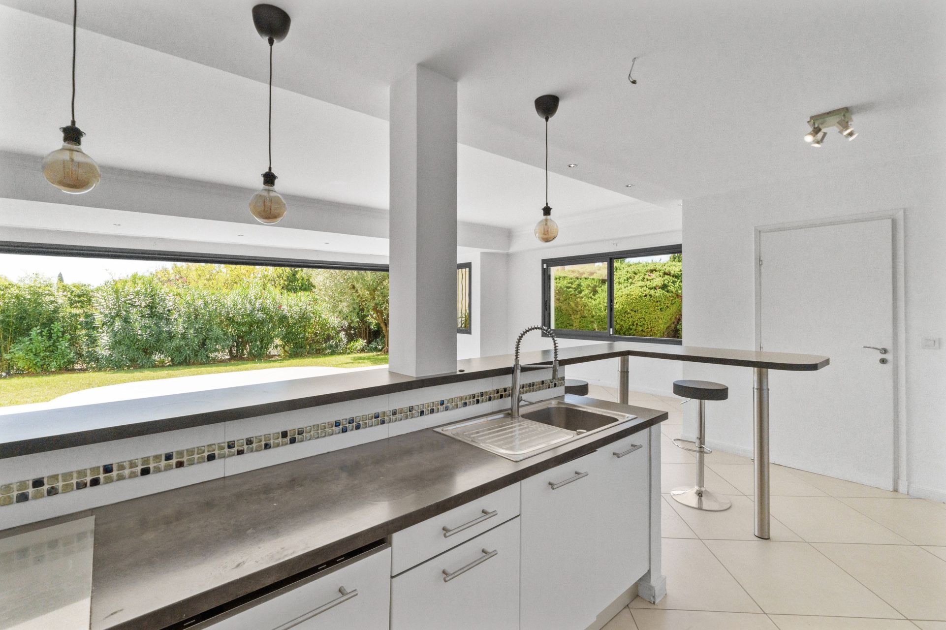 contemporary house 4 Rooms for sale on MOUGINS (06250)