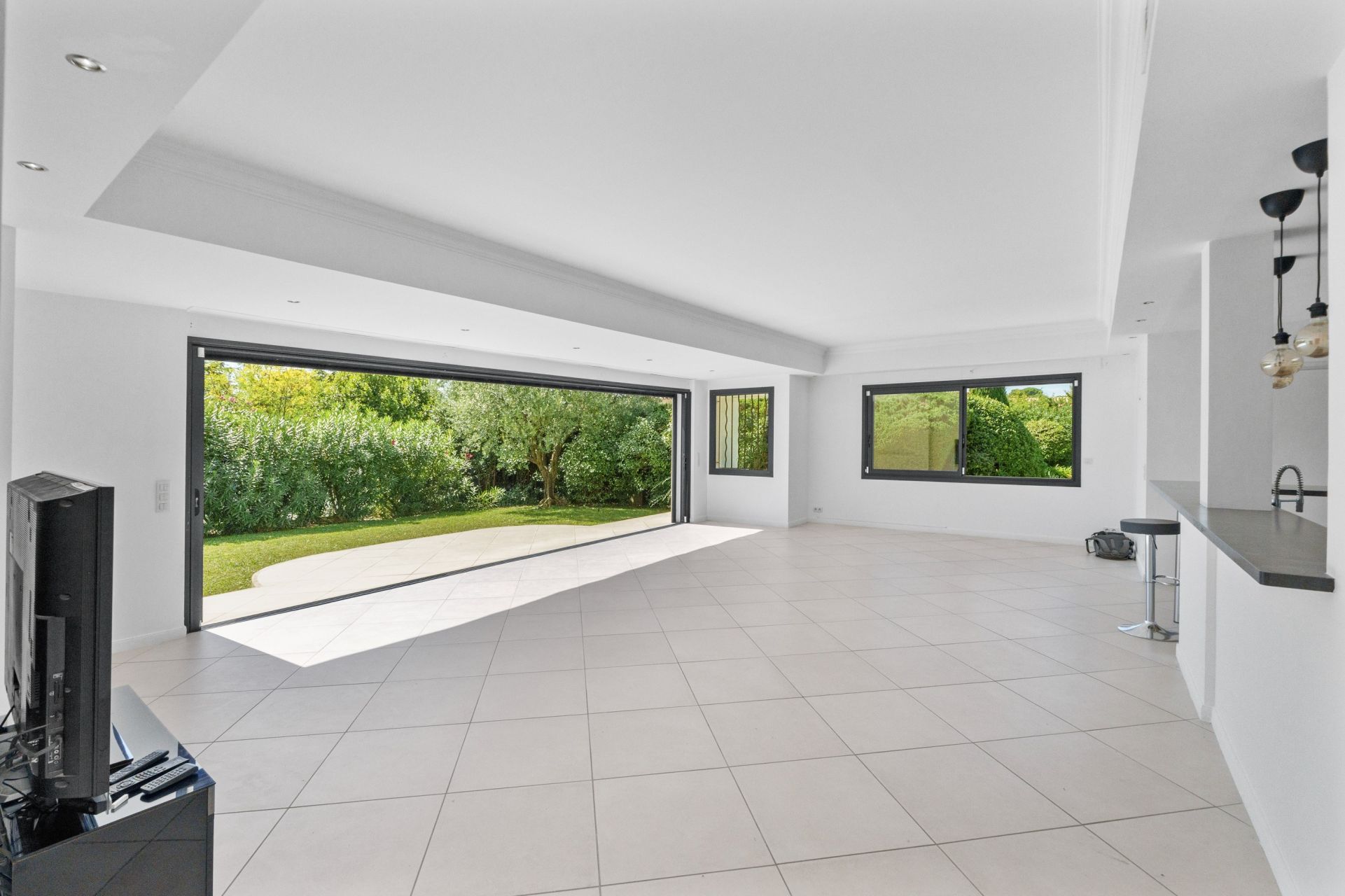 contemporary house 4 Rooms for sale on MOUGINS (06250)