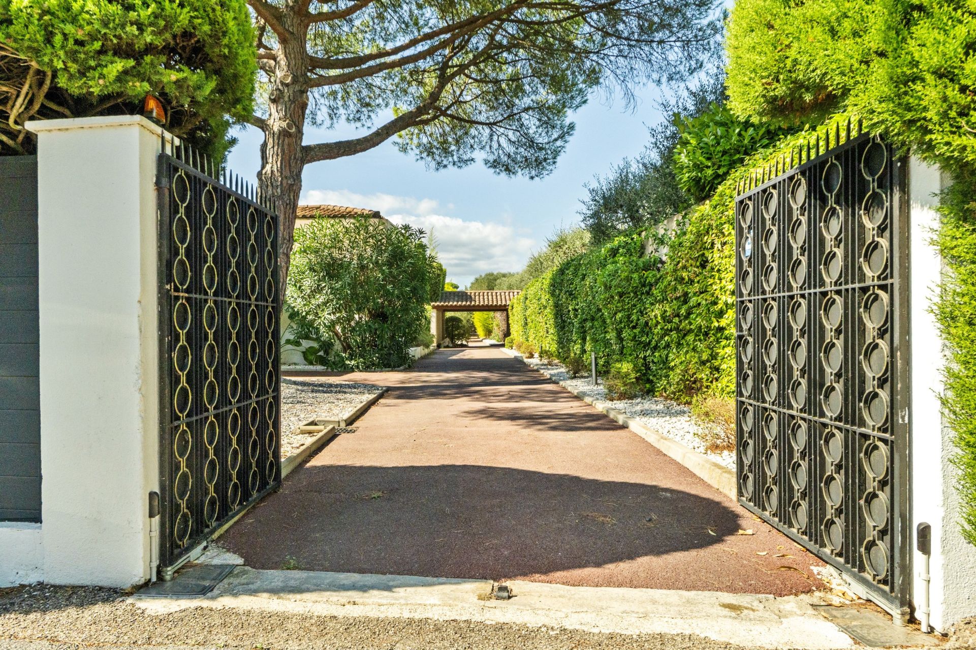 contemporary house 4 Rooms for sale on MOUGINS (06250)