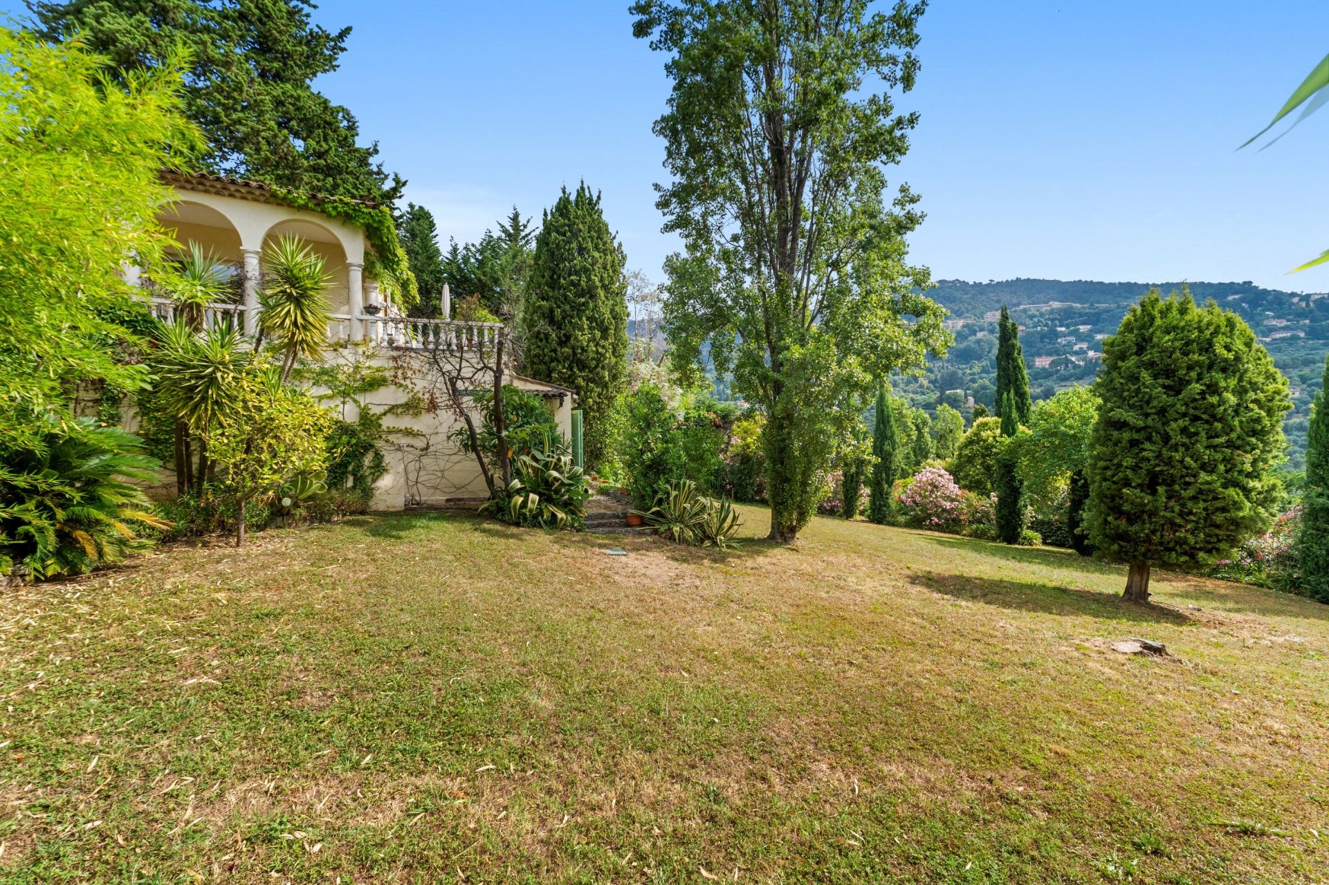 villa 7 Rooms for sale on GRASSE (06130)