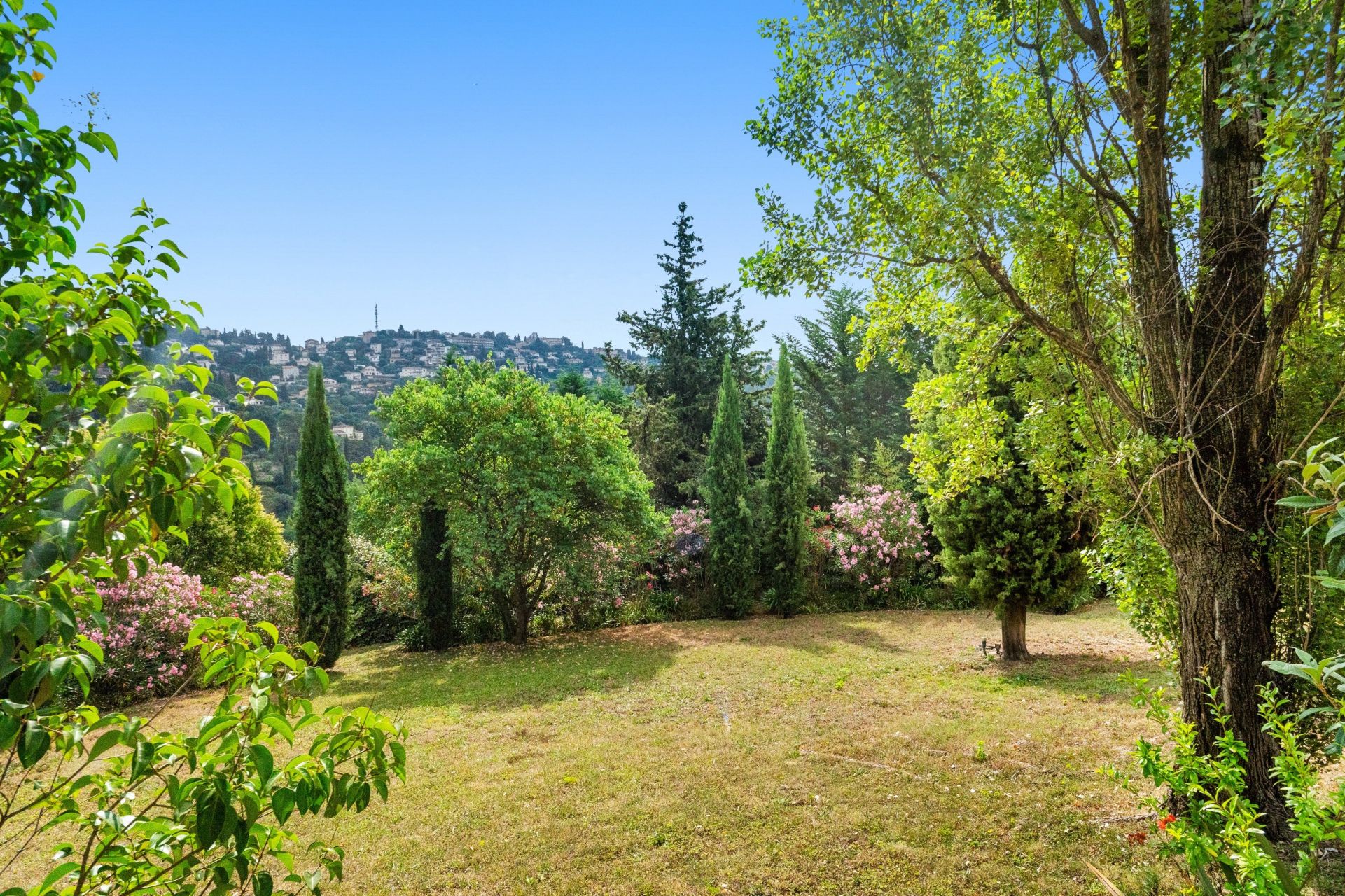 villa 7 Rooms for sale on GRASSE (06130)