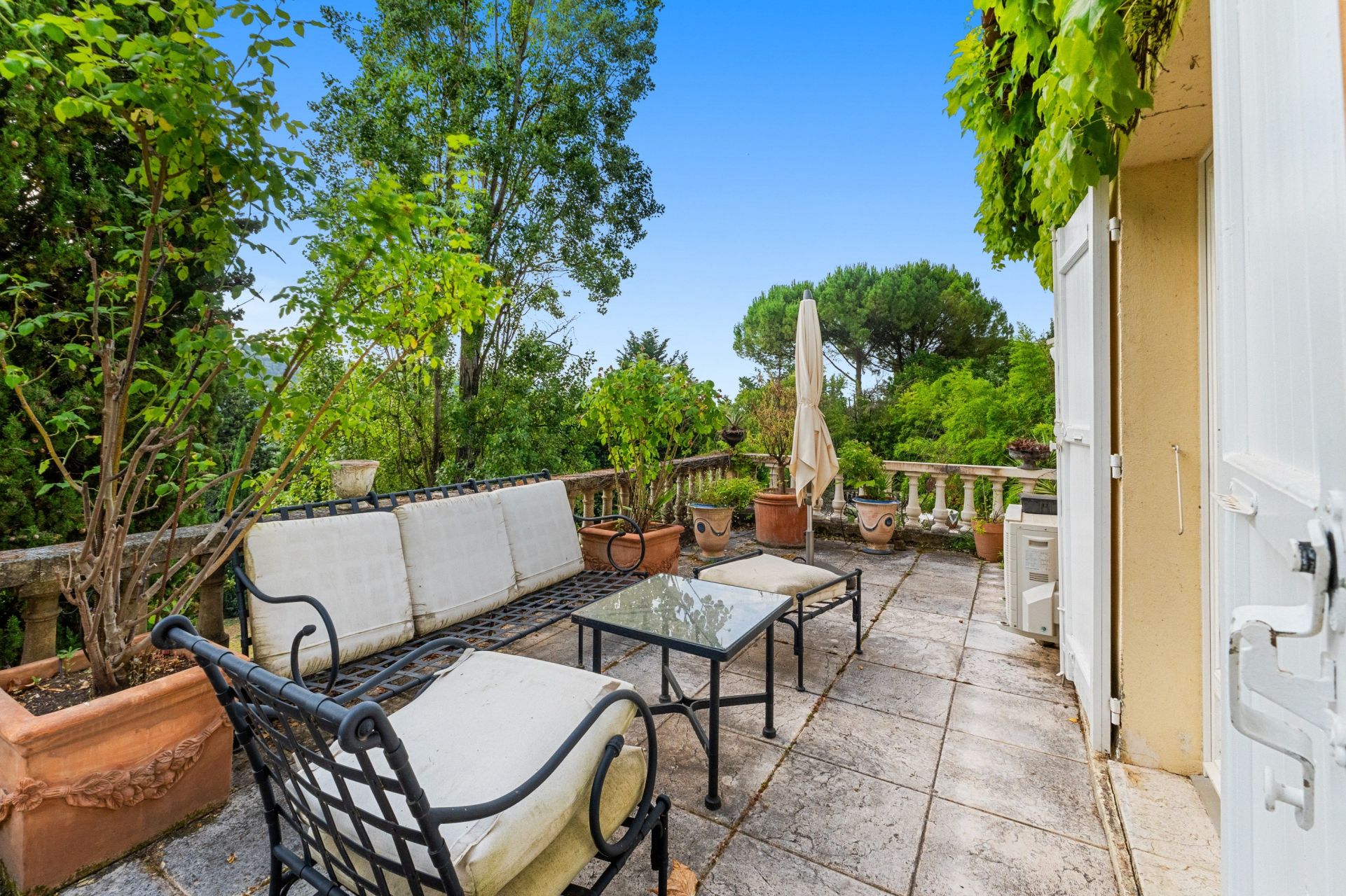 villa 7 Rooms for sale on GRASSE (06130)