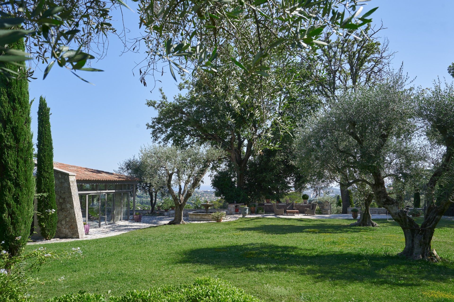 mansion 20 Rooms for sale on MOUGINS (06250)