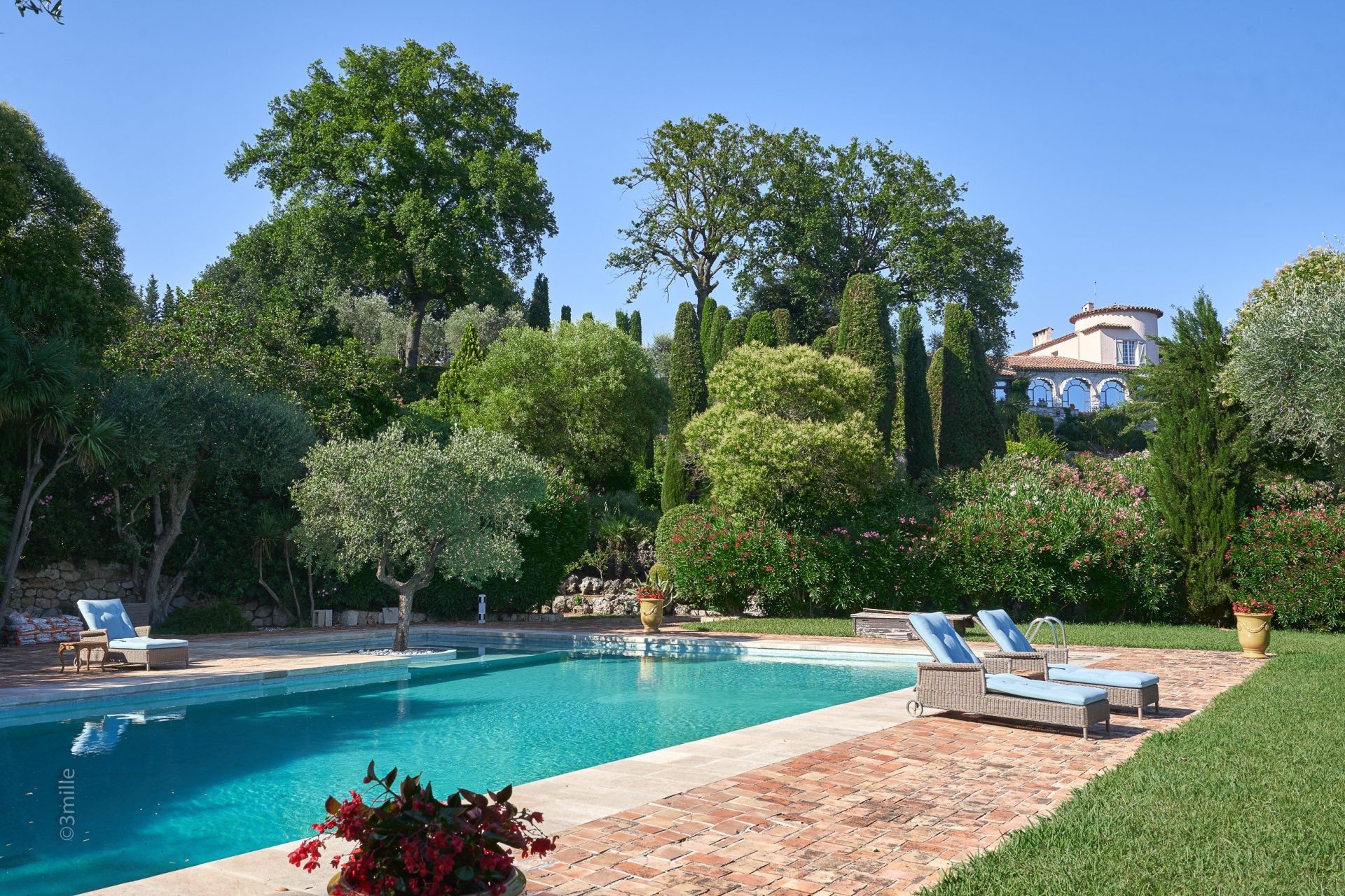 mansion 20 Rooms for sale on MOUGINS (06250)