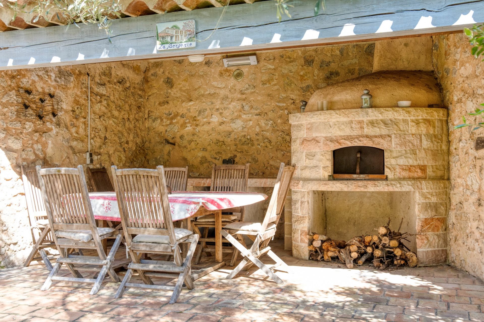 villa 6 Rooms for sale on MONTAUROUX (83440)