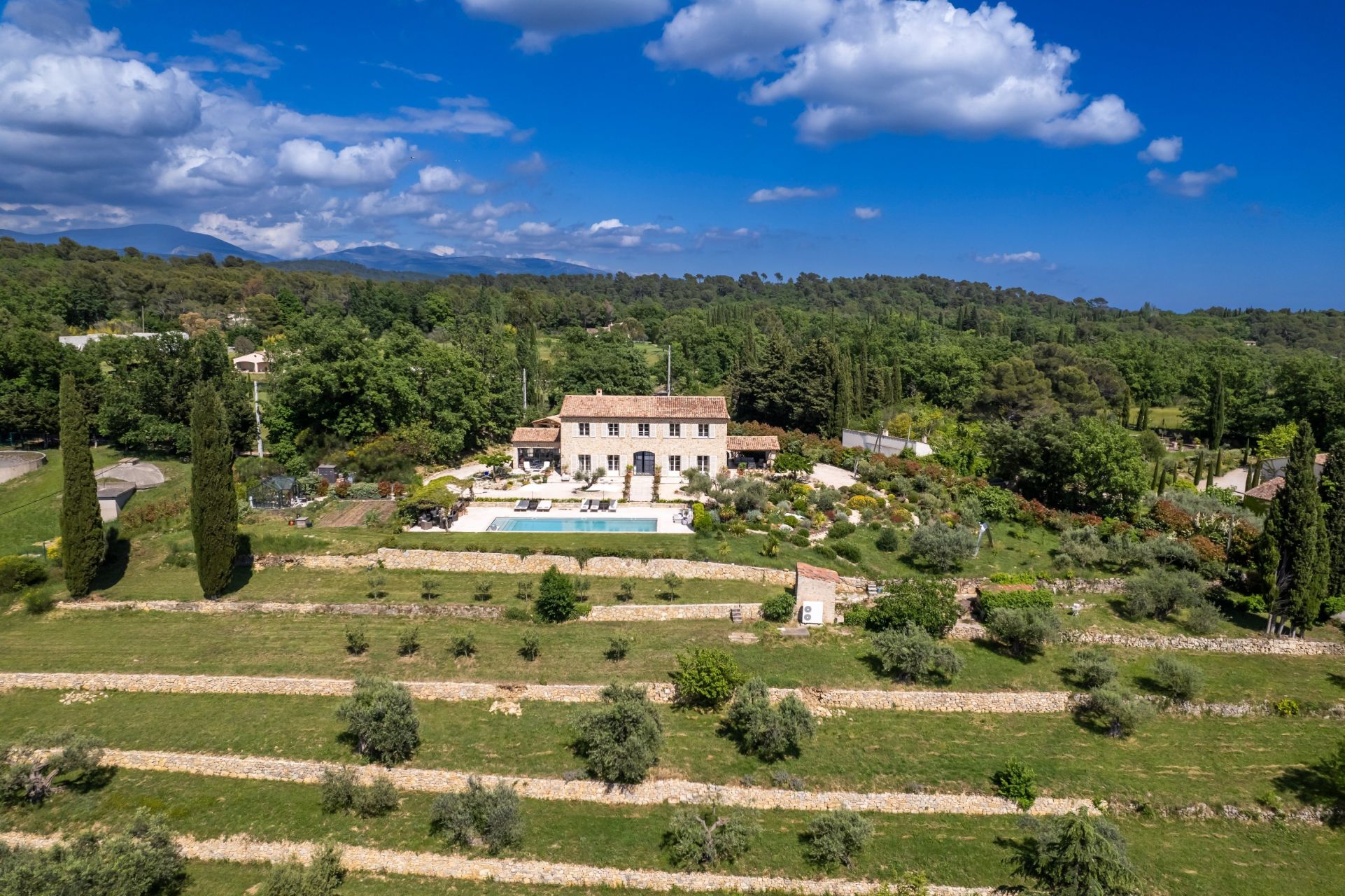 provencal house 8 Rooms for sale on TOURRETTES (83440)