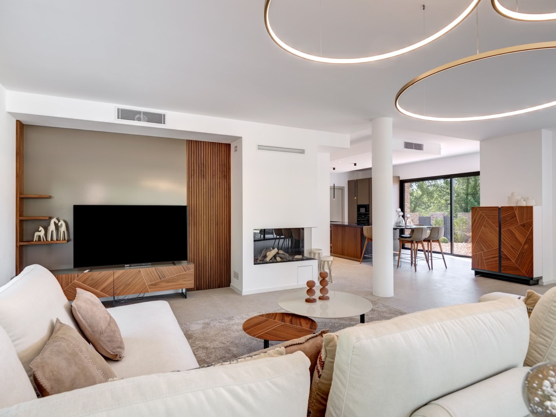 villa 5 Rooms for sale on TOURRETTES (83440)