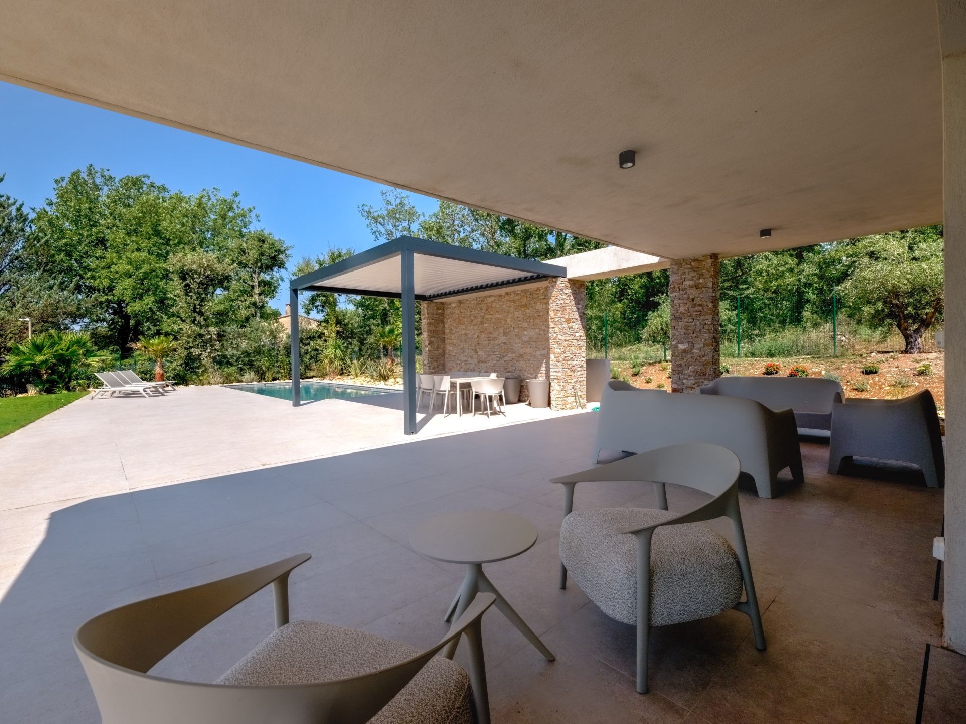 villa 5 Rooms for sale on TOURRETTES (83440)