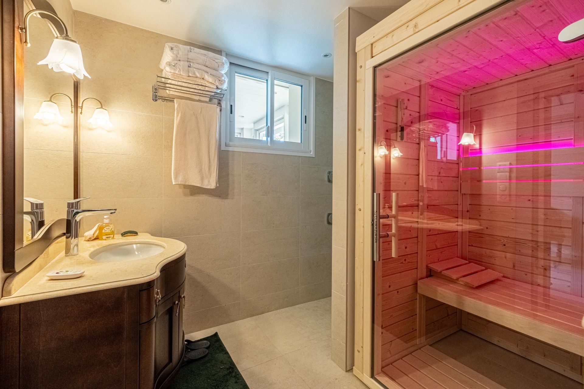 villa 9 Rooms for sale on VALBONNE (06560)