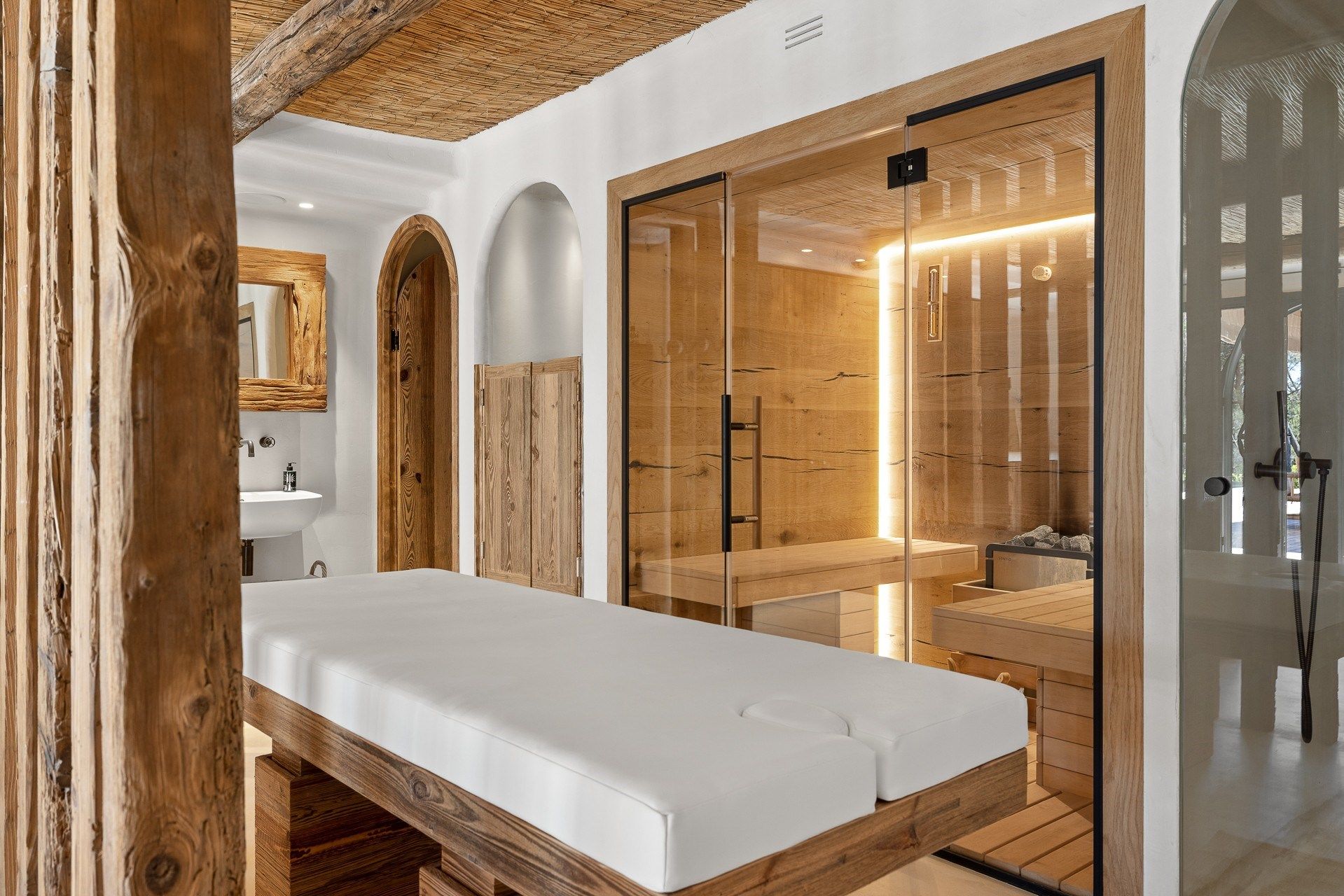 villa 7 Rooms for sale on MOUGINS (06250)