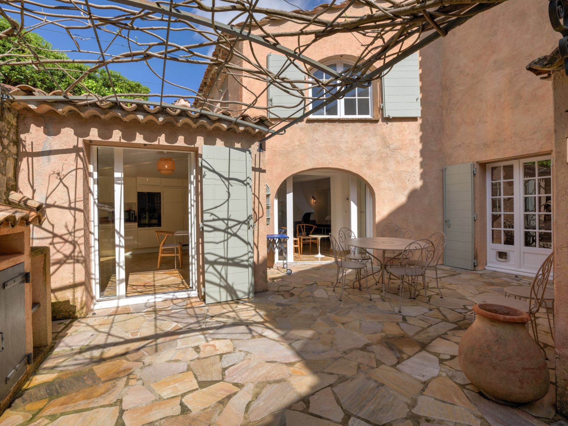 villa 6 Rooms for sale on MOUANS SARTOUX (06370)