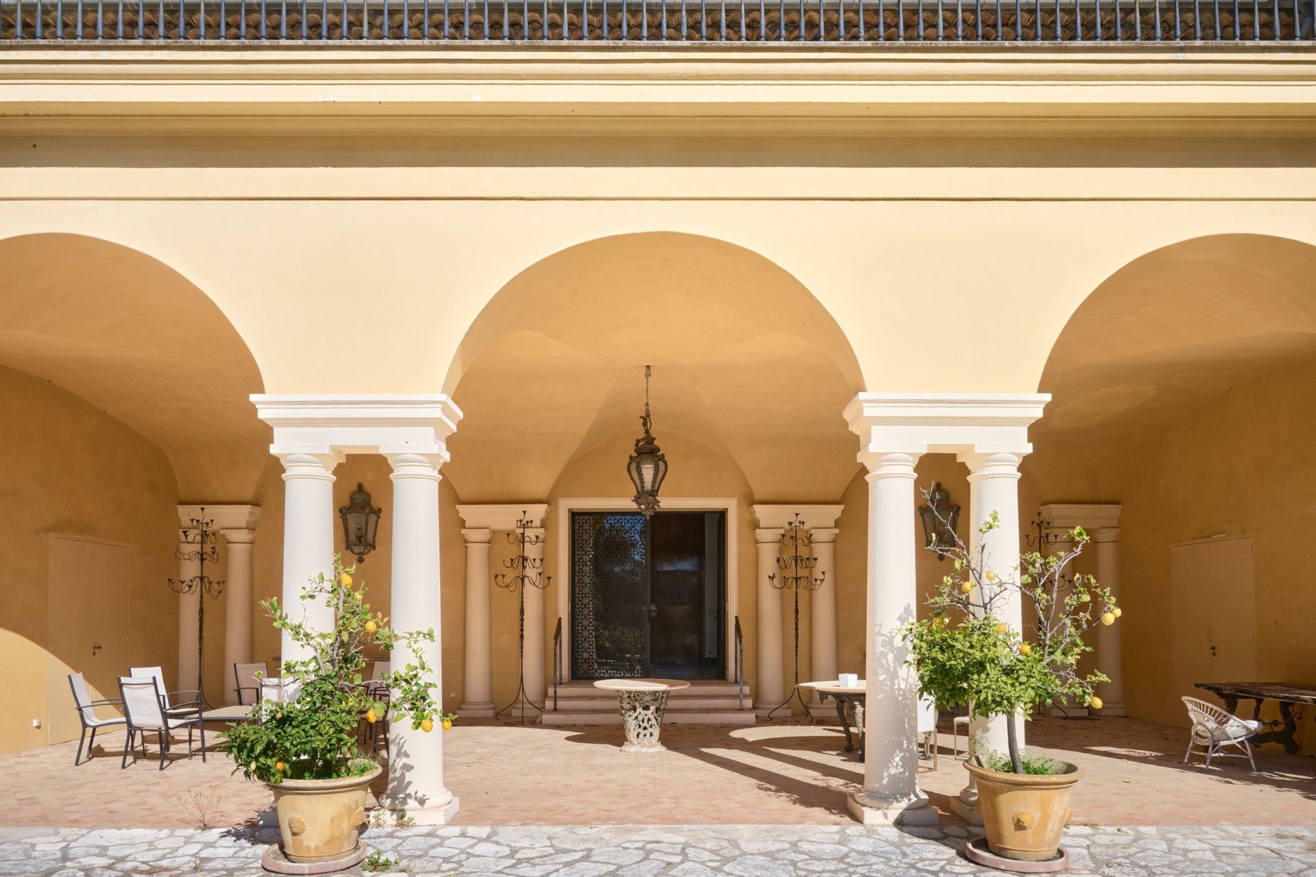 castle 39 Rooms for sale on BIOT (06410)