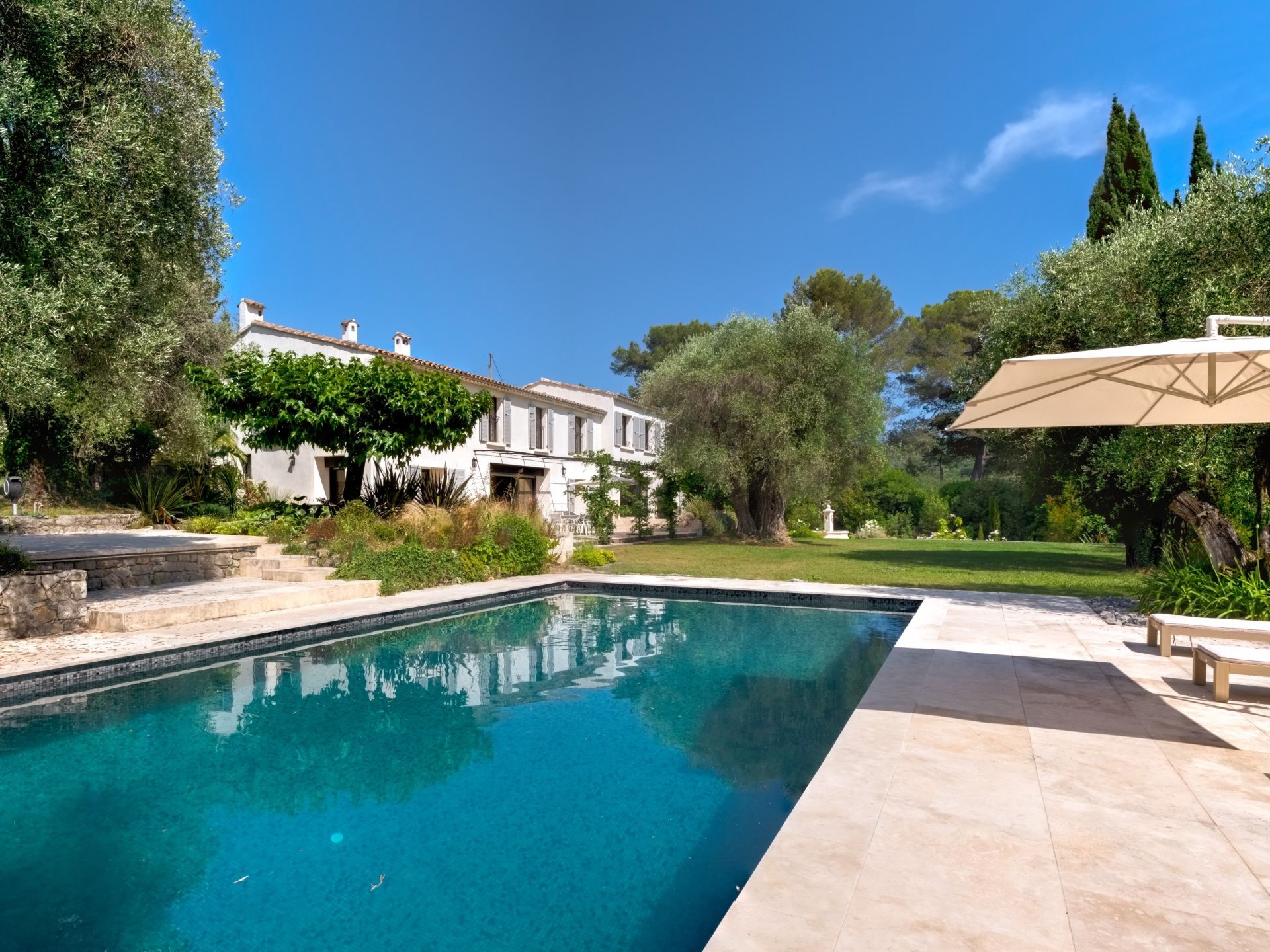 provencal house 8 Rooms for sale on MOUGINS (06250)