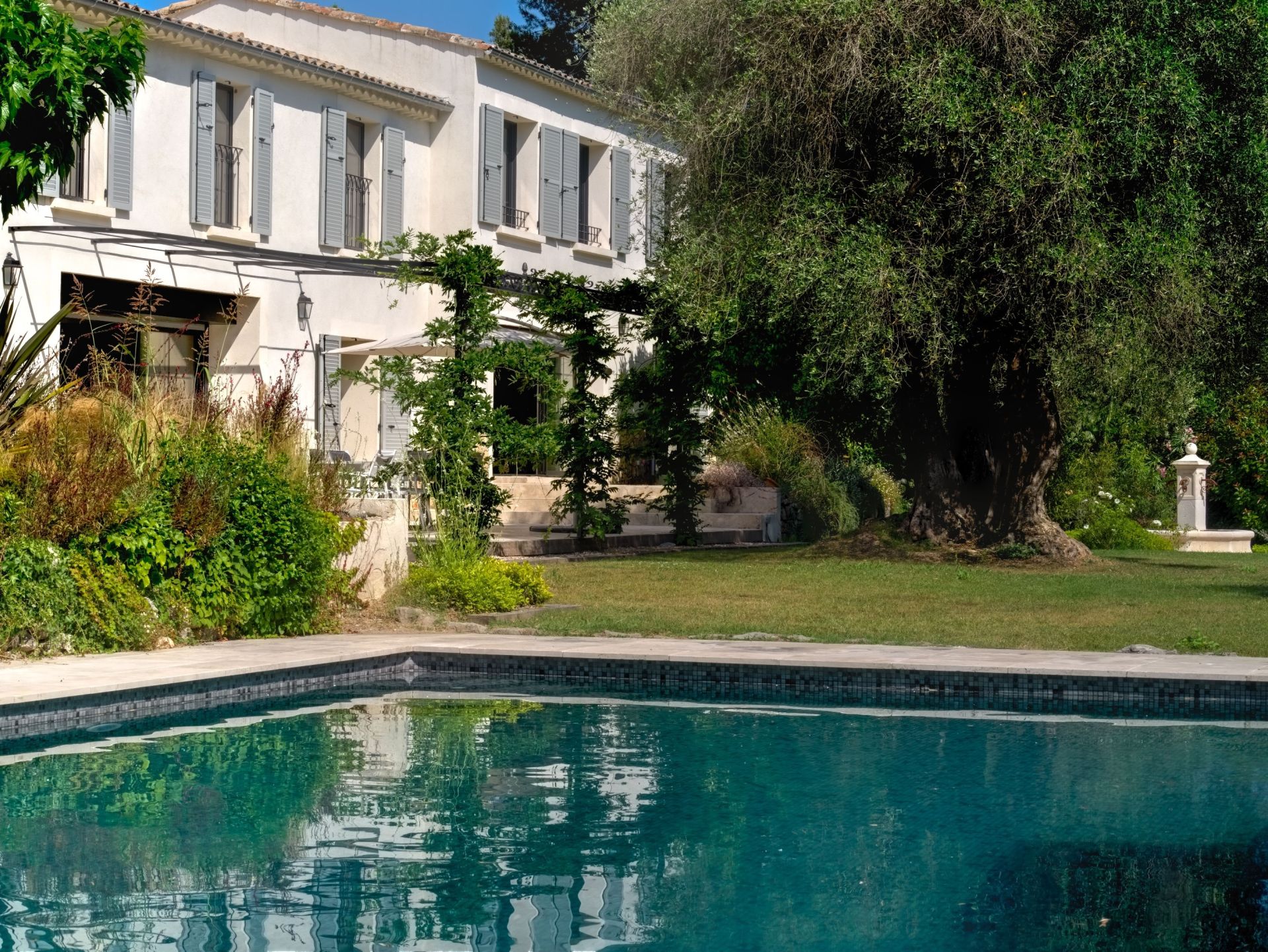 provencal house 8 Rooms for sale on MOUGINS (06250)