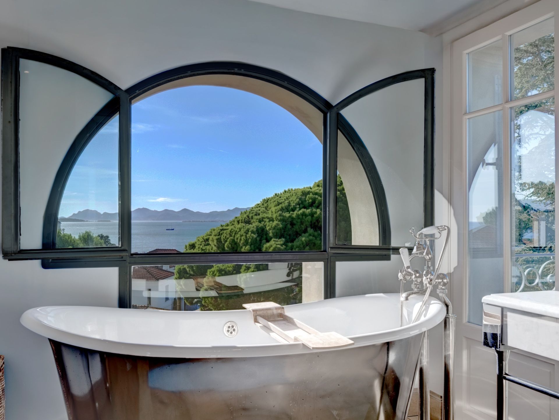 villa 5 Pièces en vente sur CAP D ANTIBES (06160)