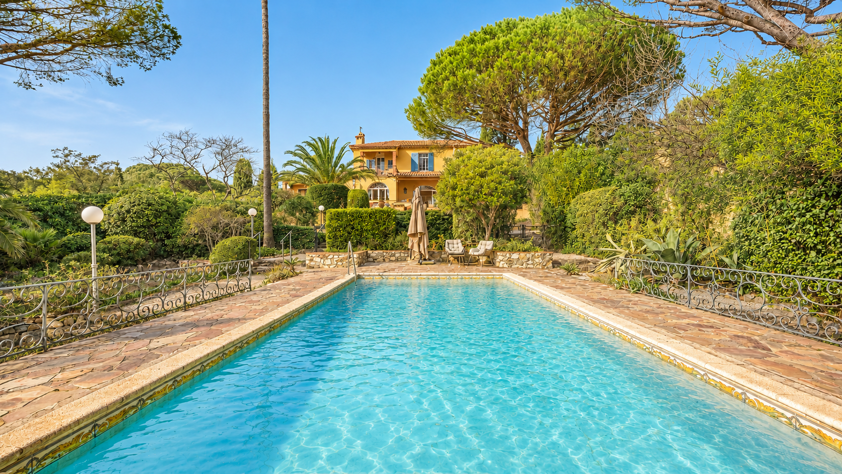 mansion 14 Rooms for sale on STE MAXIME (83120)