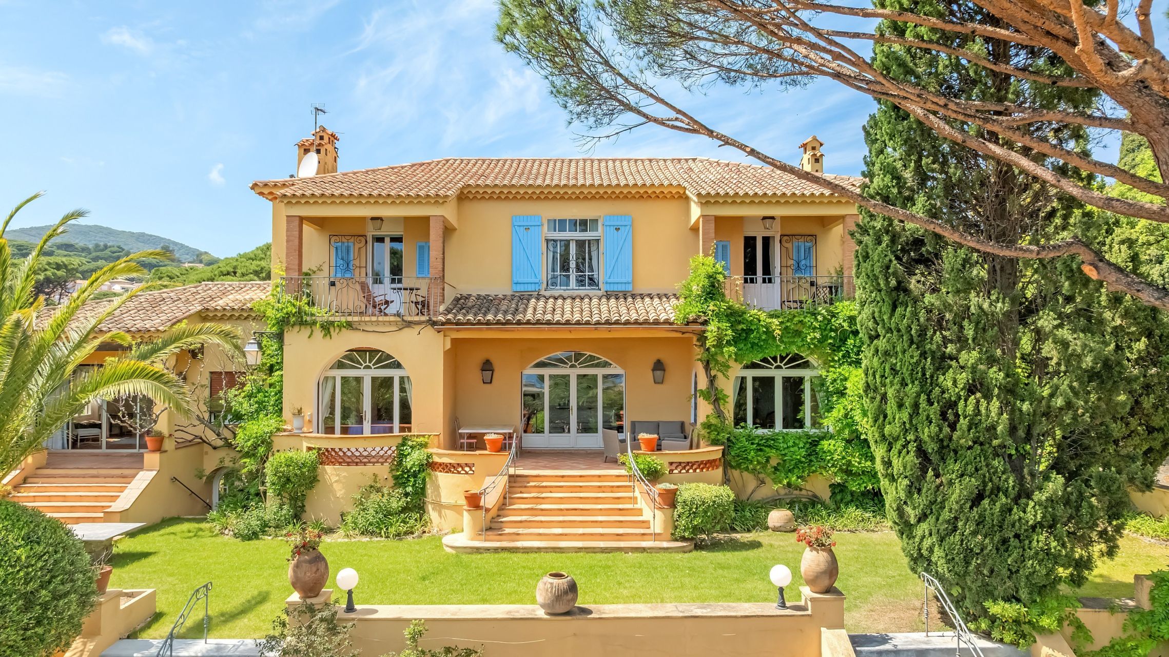 mansion 14 Rooms for sale on STE MAXIME (83120)