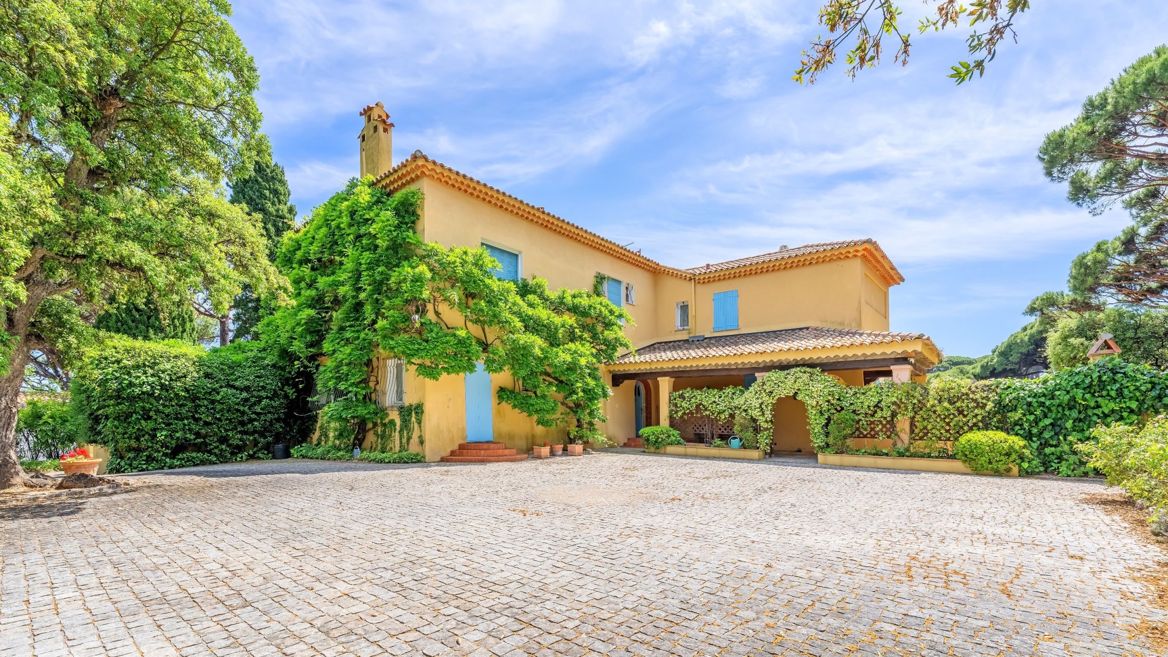 mansion 14 Rooms for sale on STE MAXIME (83120)
