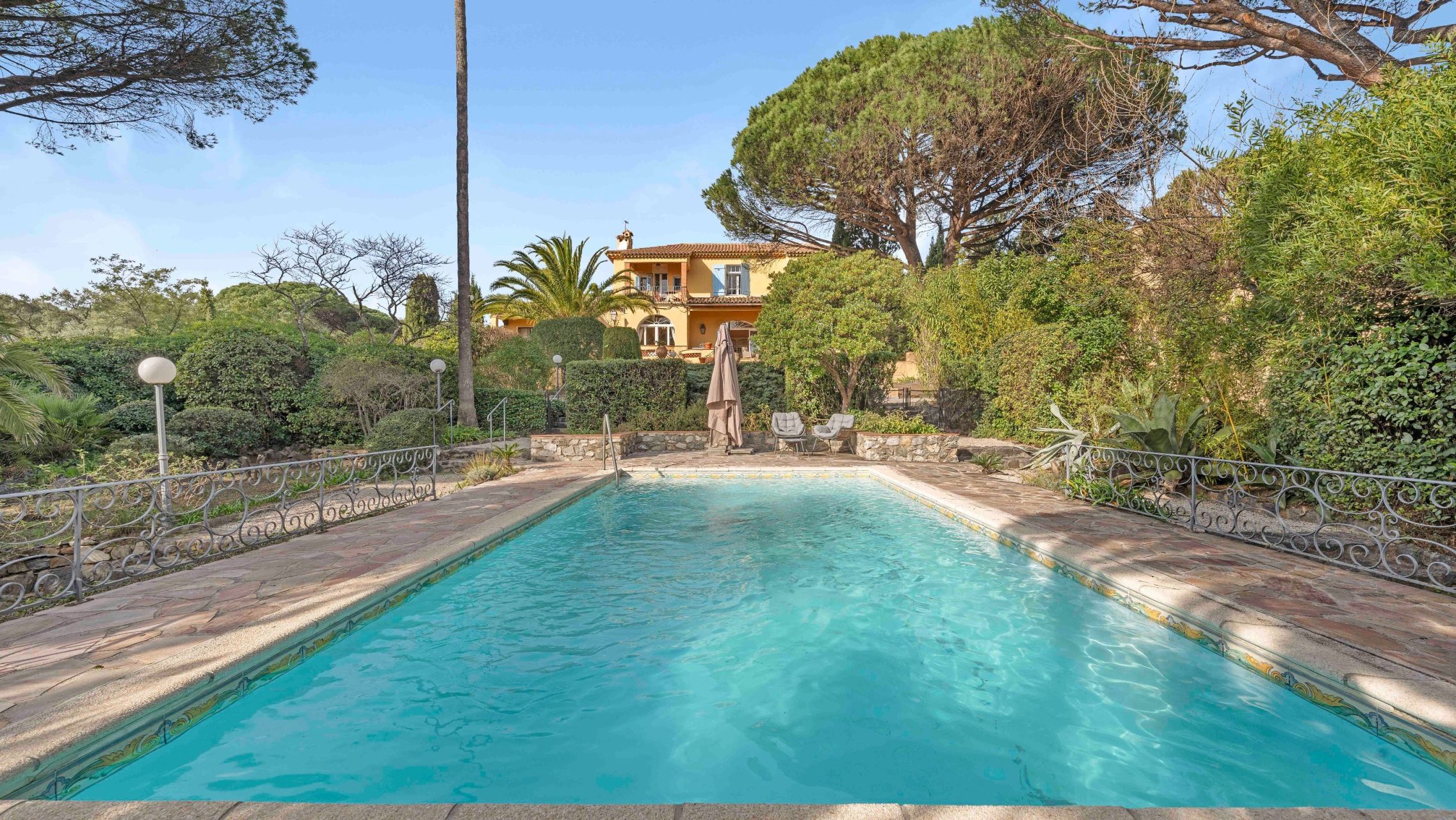 mansion 14 Rooms for sale on STE MAXIME (83120)