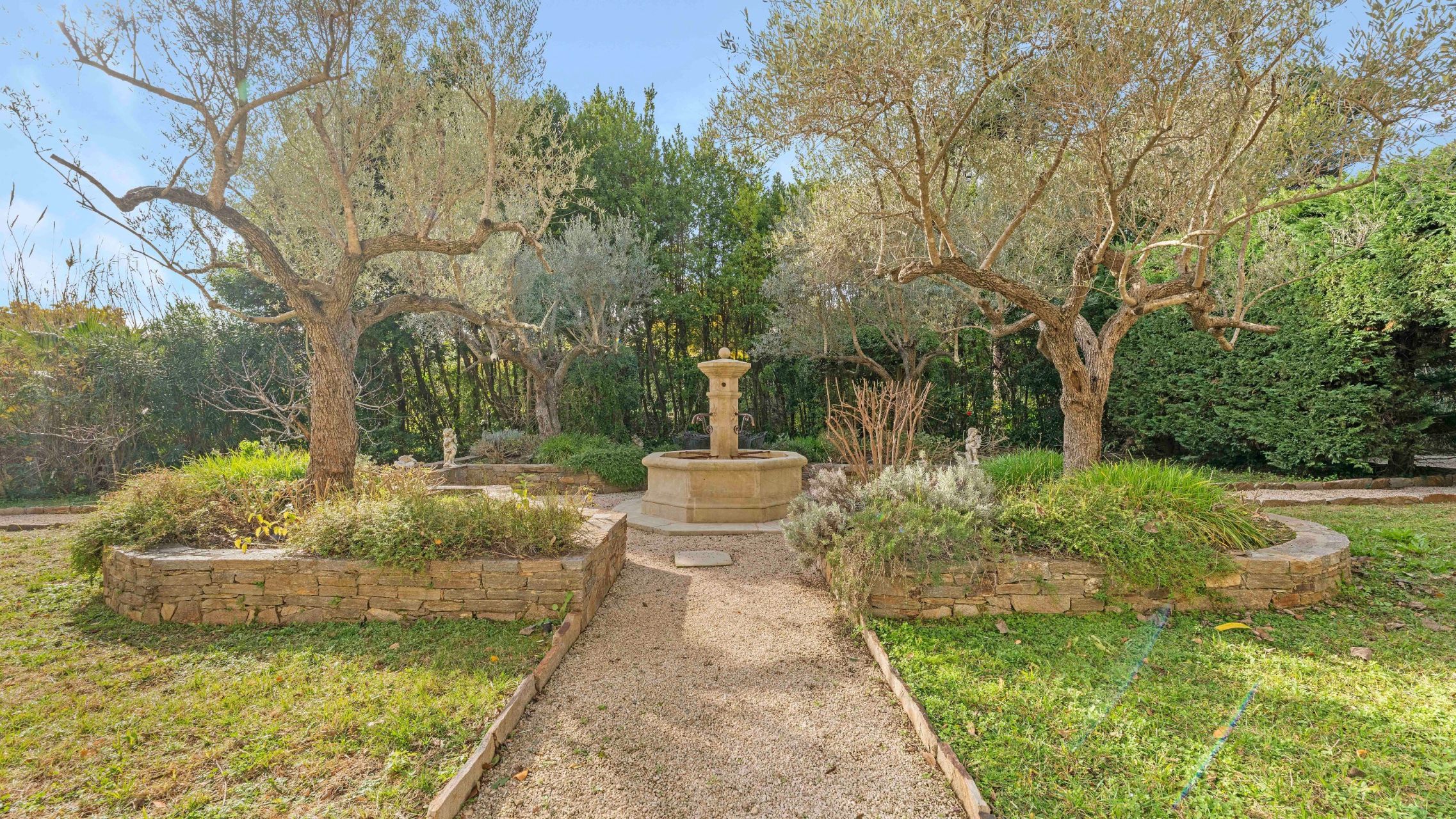 mansion 14 Rooms for sale on STE MAXIME (83120)