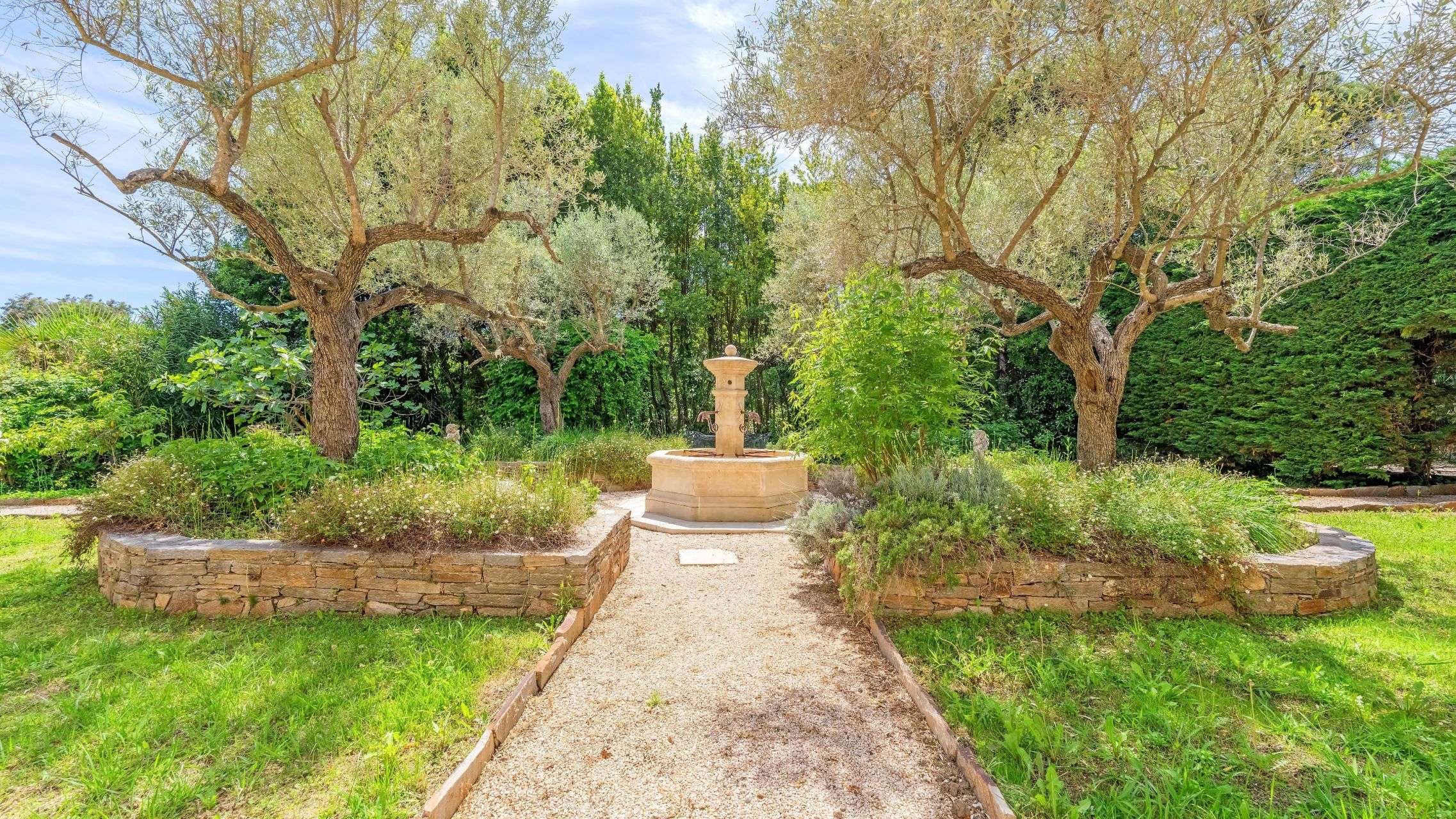 mansion 14 Rooms for sale on STE MAXIME (83120)